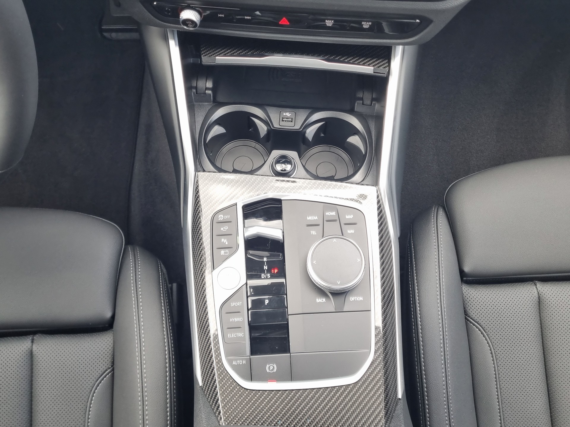BMW 330e x DriveTouring Steptronic M Sport Pro-image-16