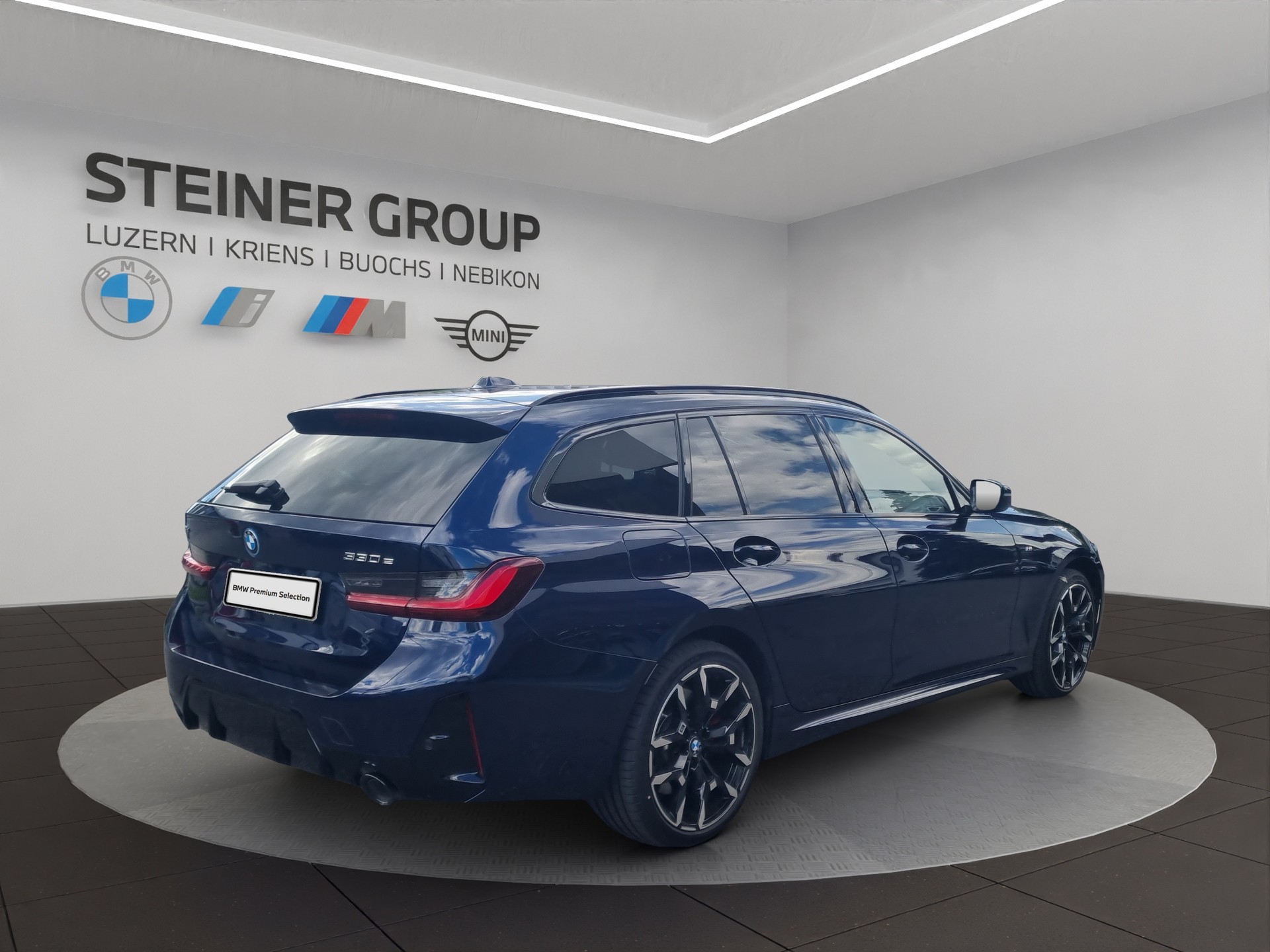 BMW 330e x DriveTouring Steptronic M Sport Pro-image-4