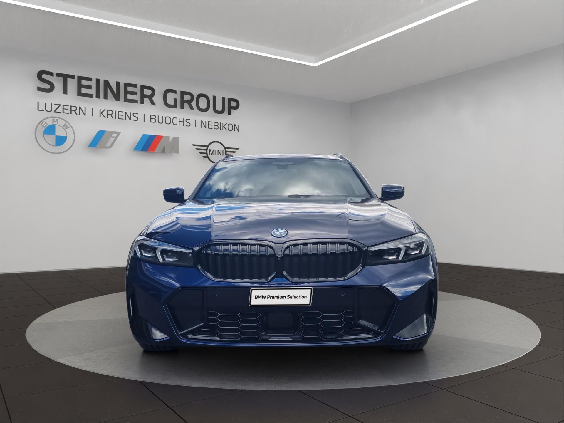 BMW 330e x DriveTouring Steptronic M Sport Pro-image-1