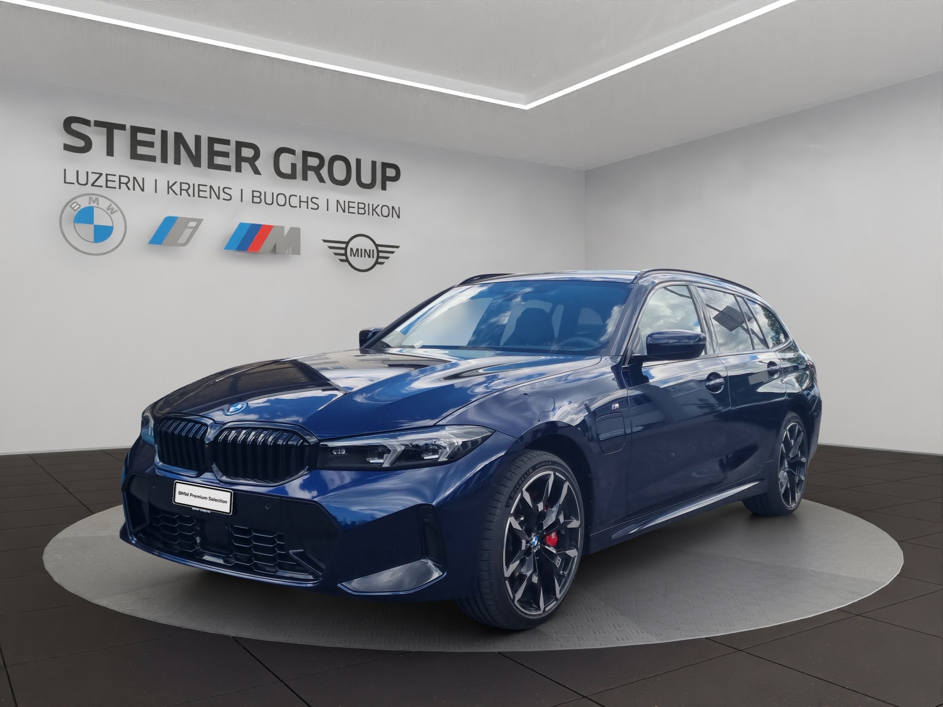 BMW 330e x DriveTouring Steptronic M Sport Pro-image-0