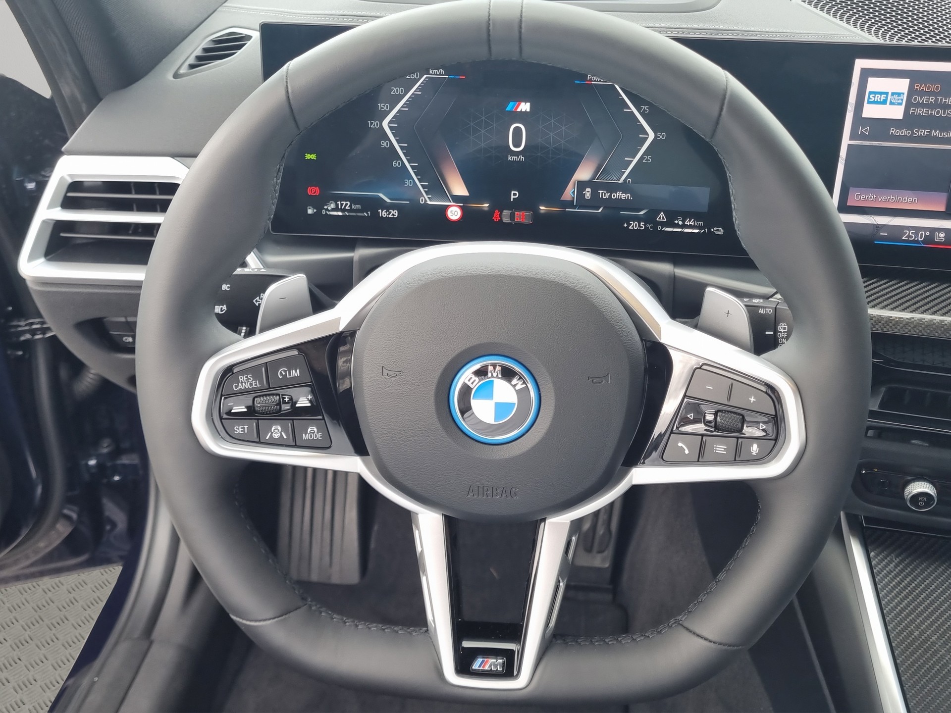 BMW 330e x DriveTouring Steptronic M Sport Pro-image-13