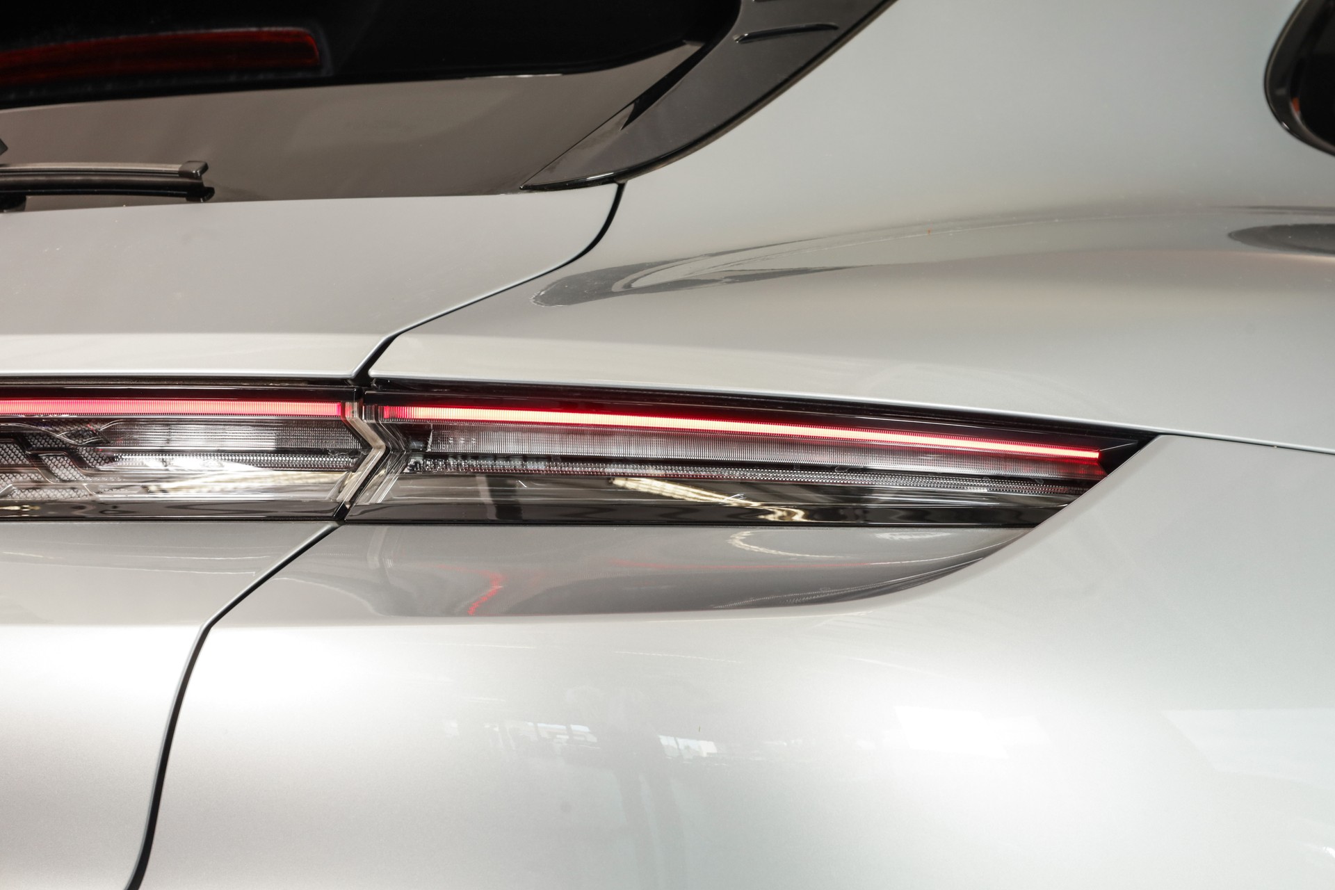 PORSCHE Taycan 4S Cross Turismo-image-11