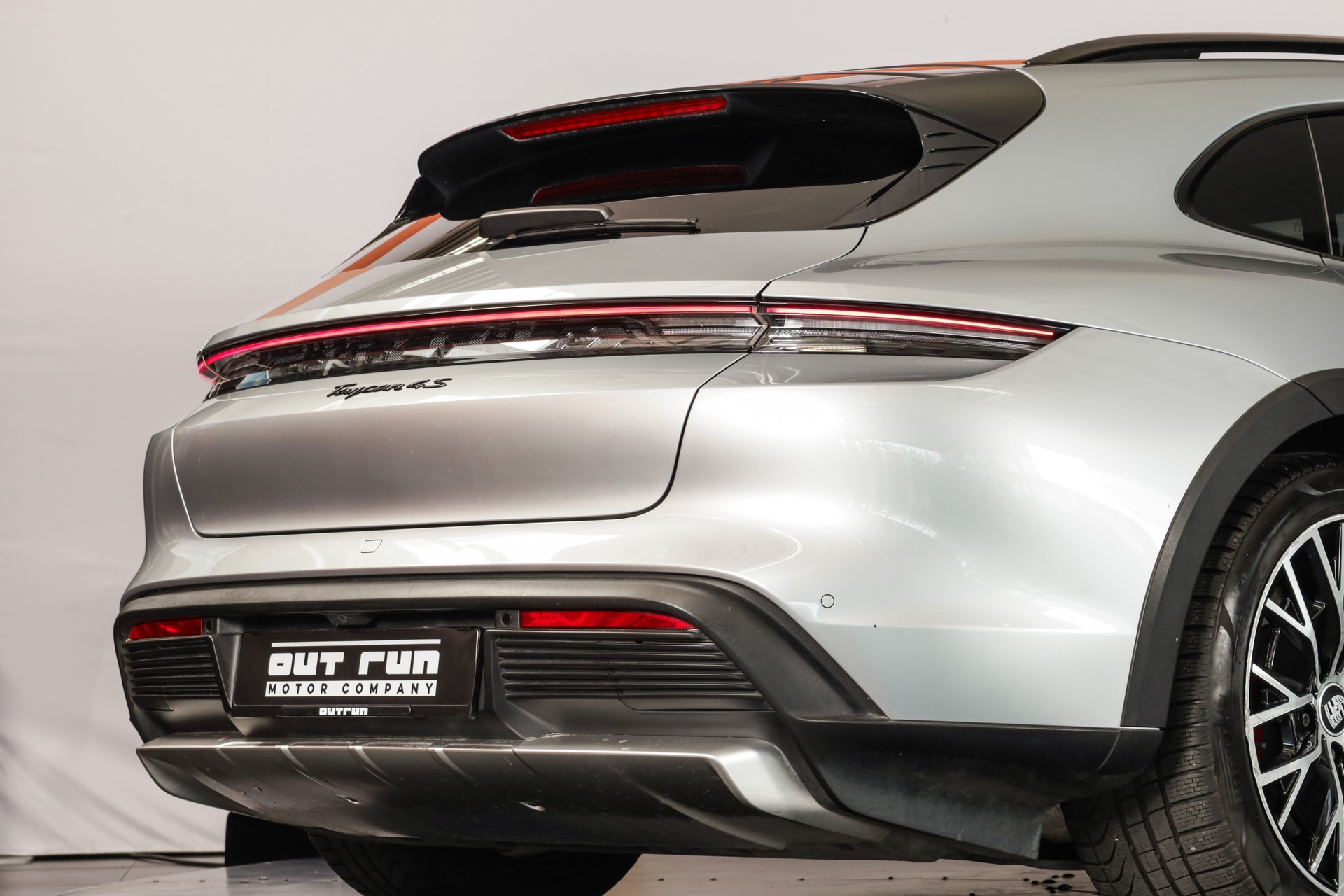 PORSCHE Taycan 4S Cross Turismo-image-10