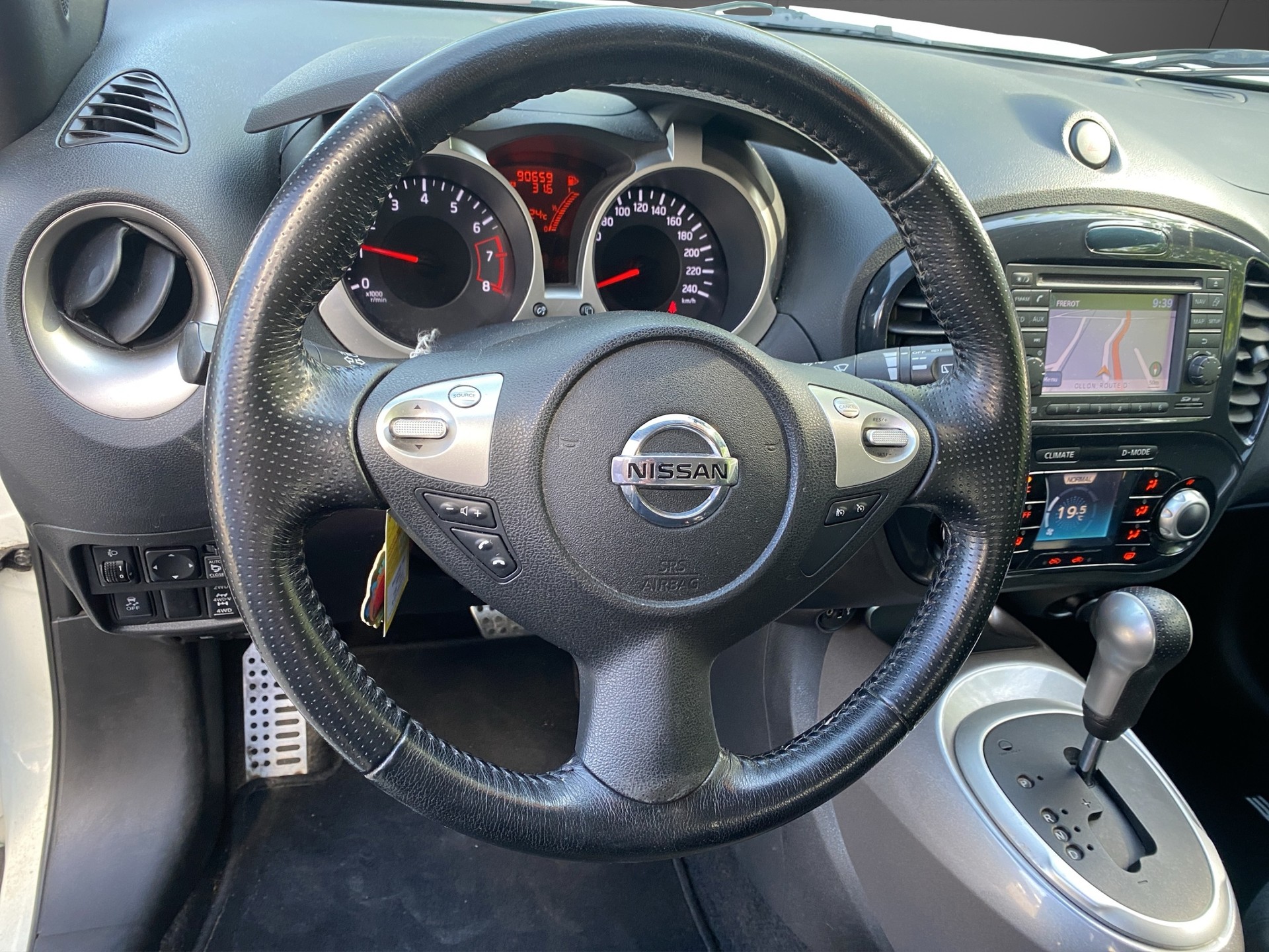 NISSAN Juke 1.6 DIG-T tekna 4x4 Xtronic M-CVT-image-9