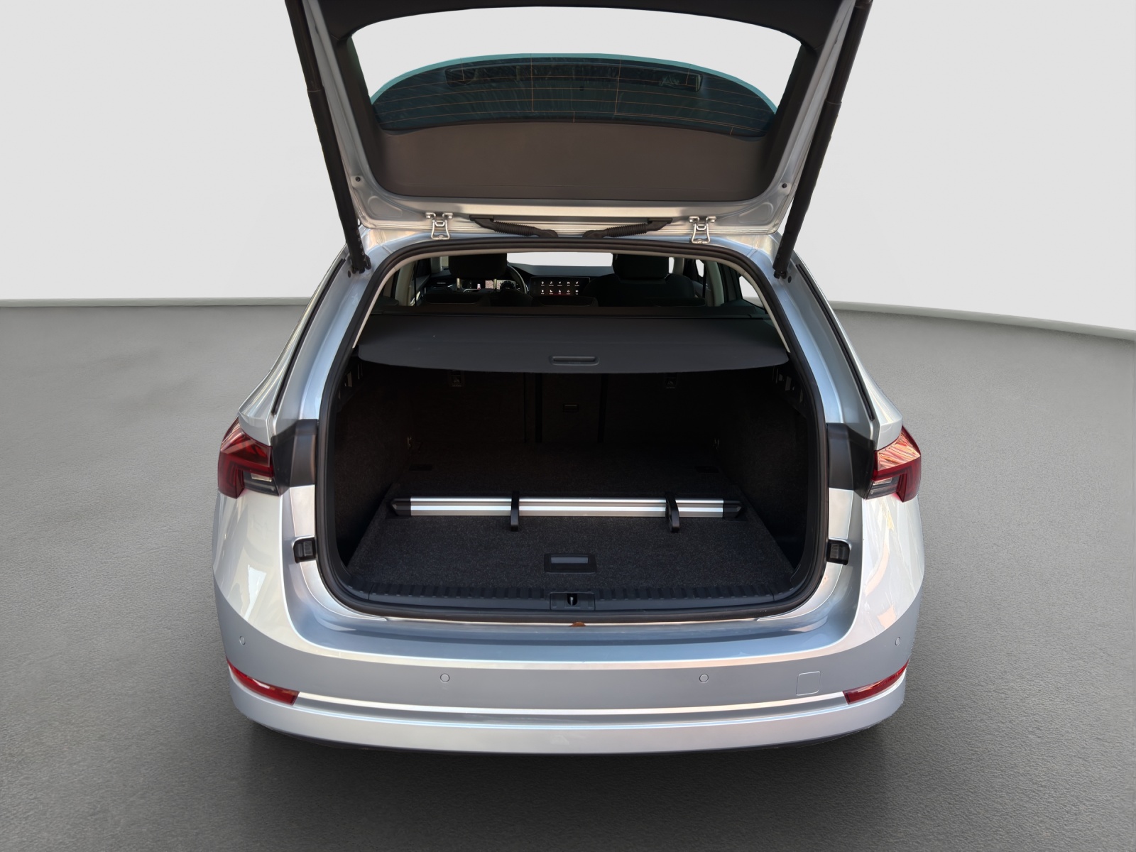 SKODA Octavia Combi 1.5 TSI mHEV DSG Style-image-9