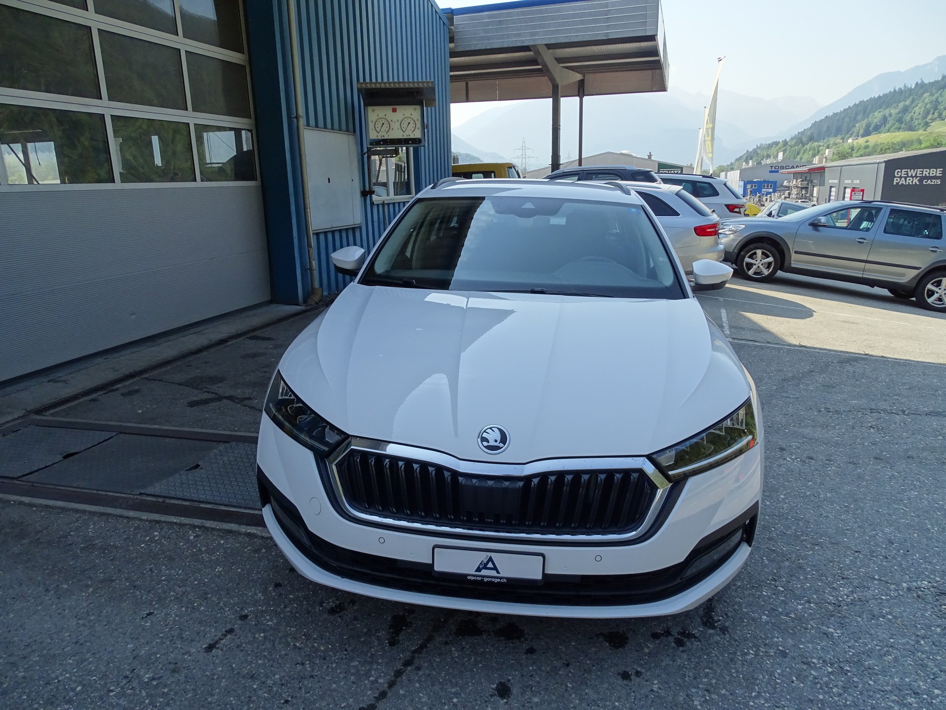 SKODA Octavia Combi 2.0 TDI DSG 4x4-image-1