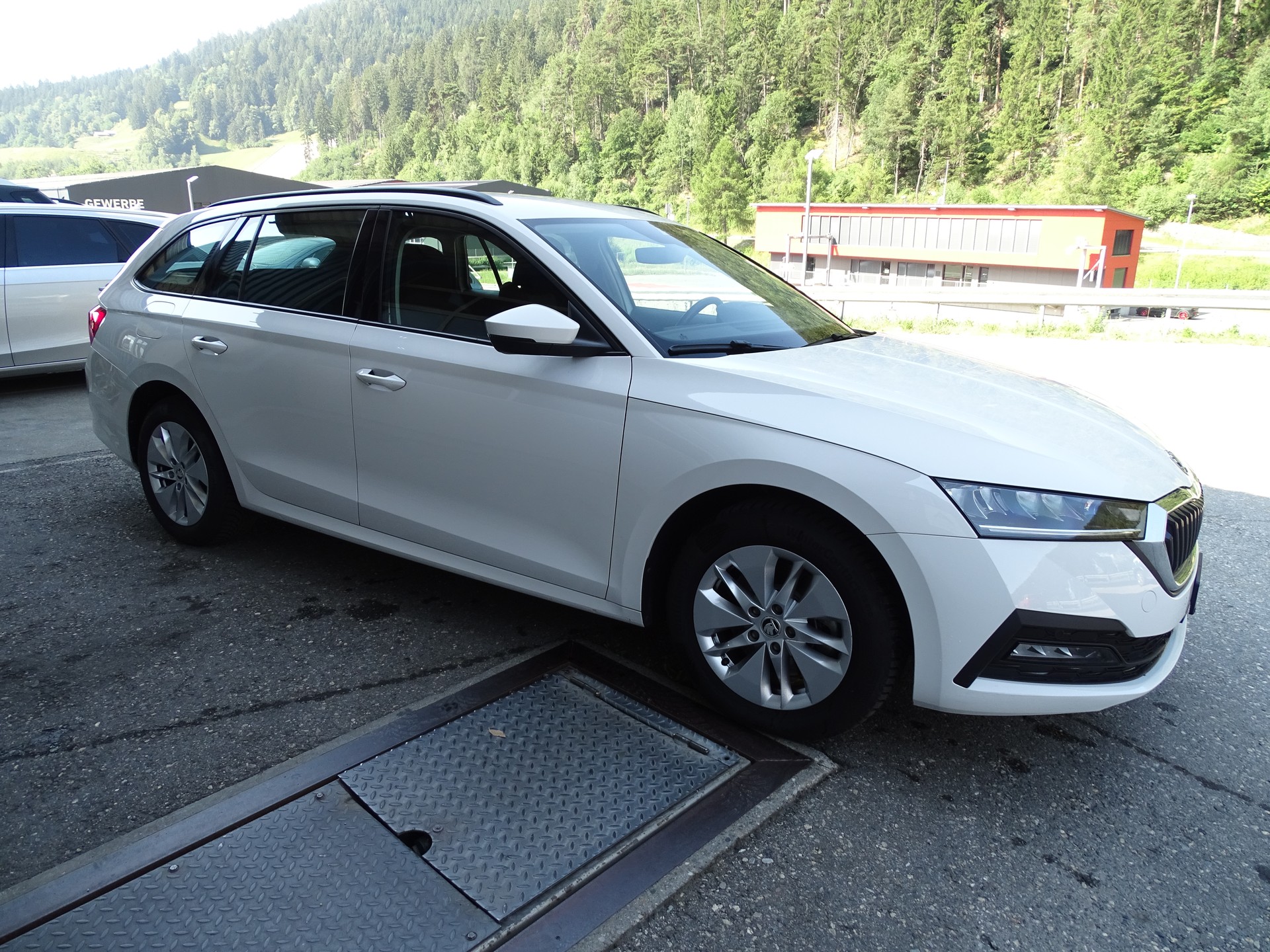 SKODA Octavia Combi 2.0 TDI DSG 4x4-image-8