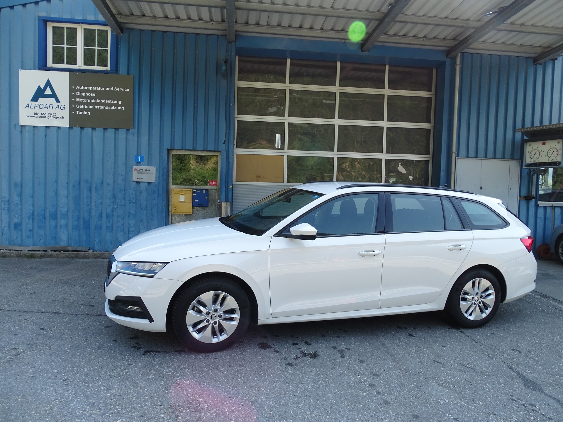 SKODA Octavia Combi 2.0 TDI DSG 4x4-image-0