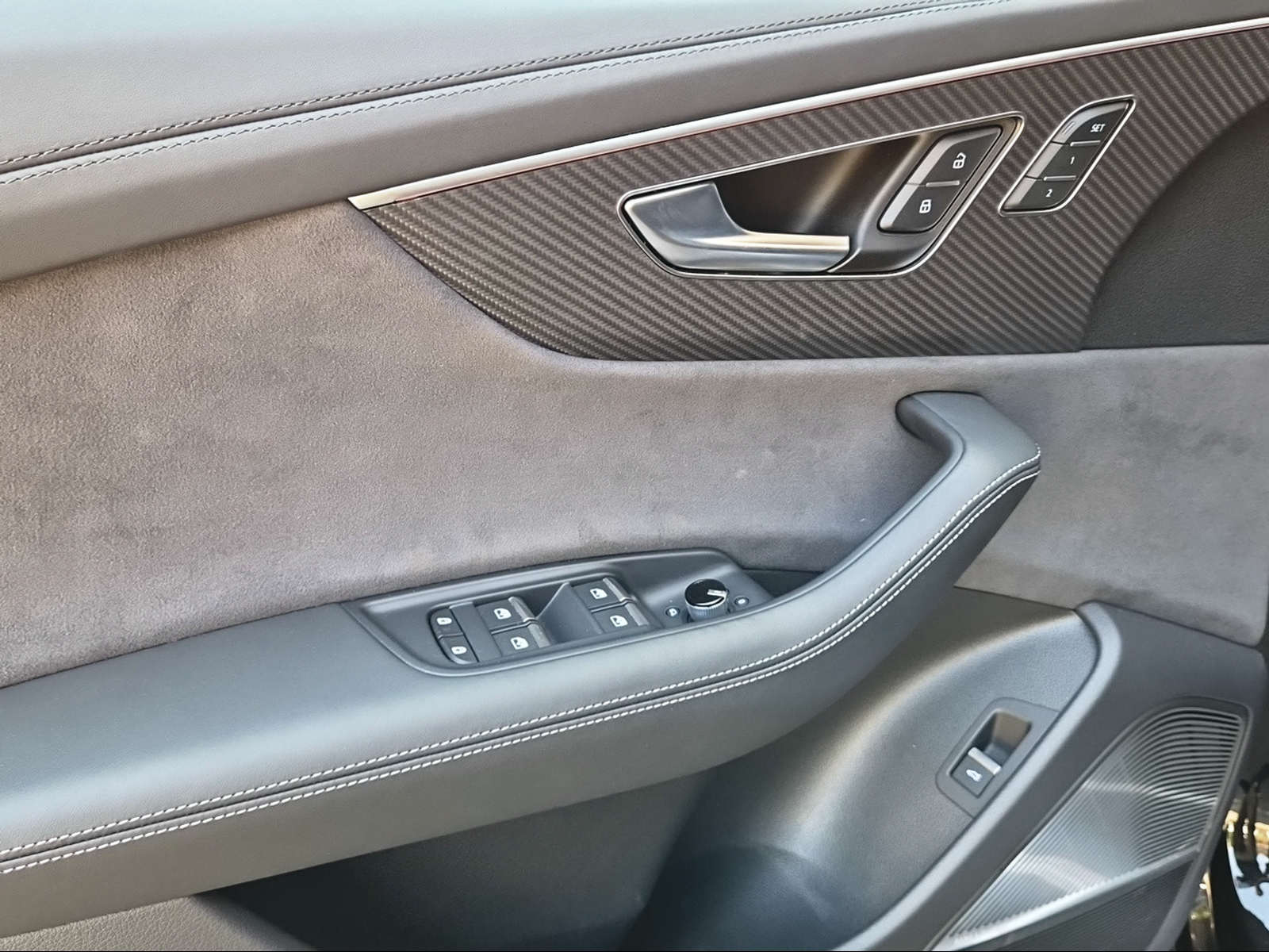AUDI SQ8 SUV TFSI quattro tiptronic Mythosschwarz Metallic-image-18