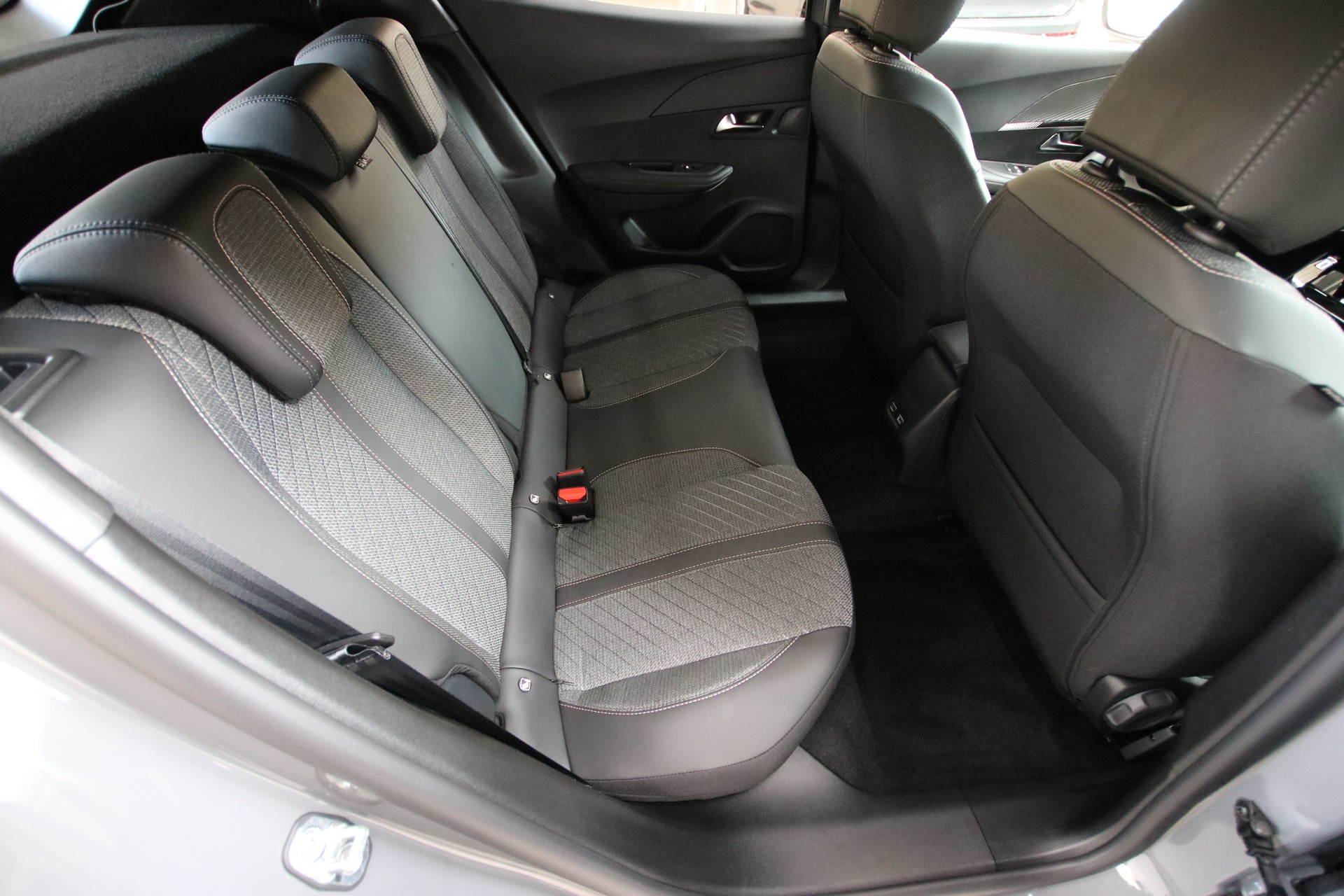 PEUGEOT 2008 1.2 145 MHEV Allure Premium-image-14
