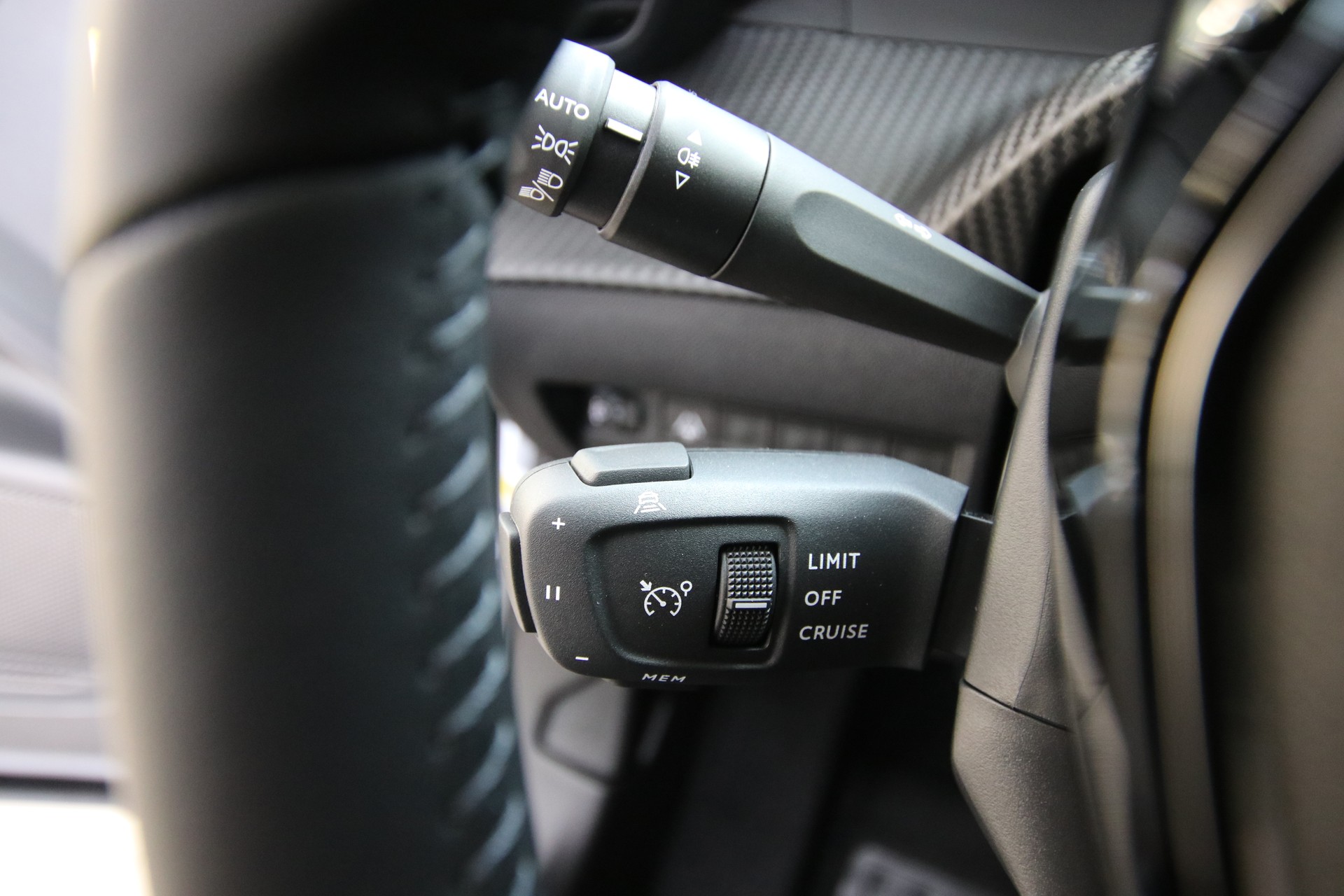 PEUGEOT 2008 1.2 145 MHEV Allure Premium-image-24