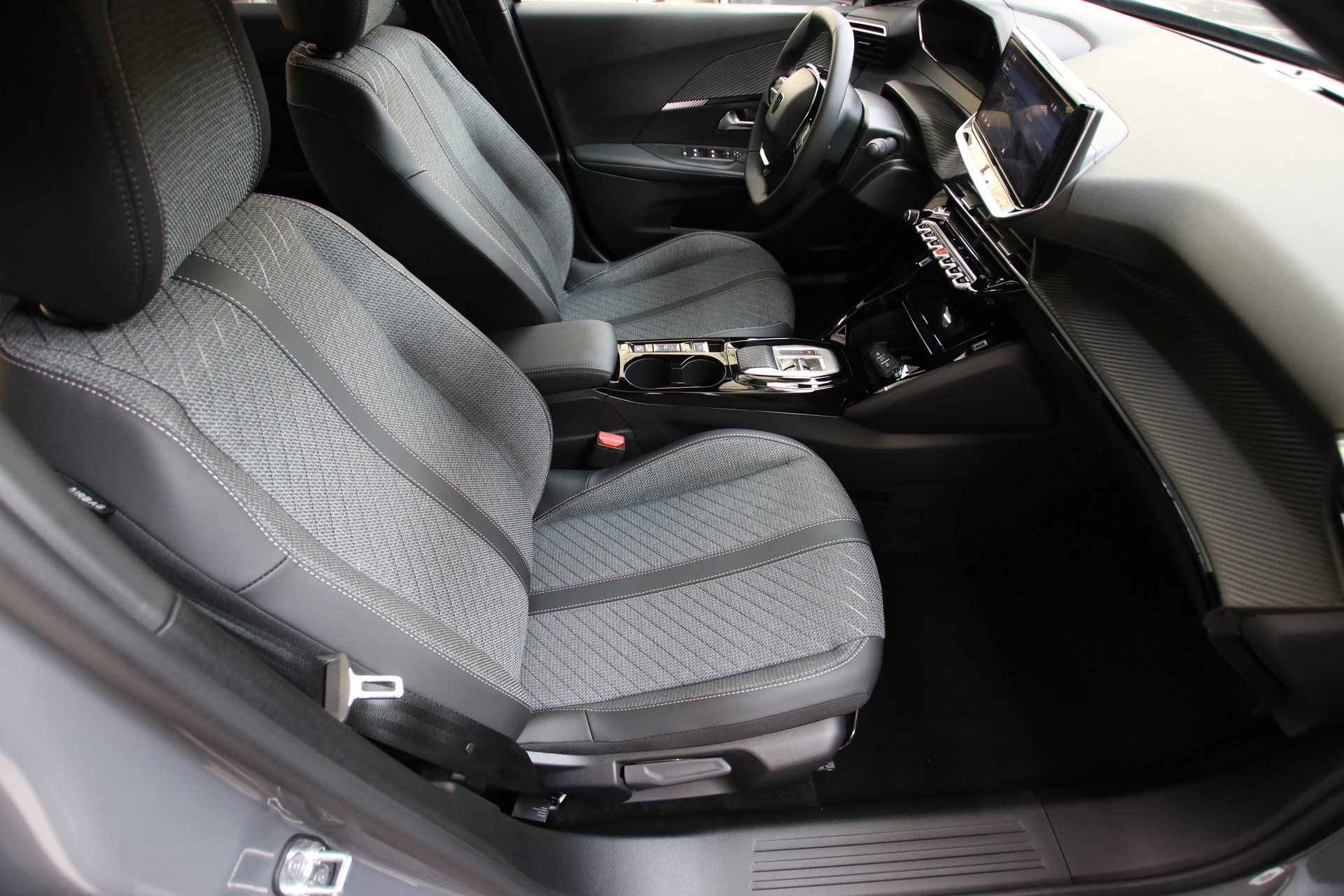 PEUGEOT 2008 1.2 145 MHEV Allure Premium-image-12