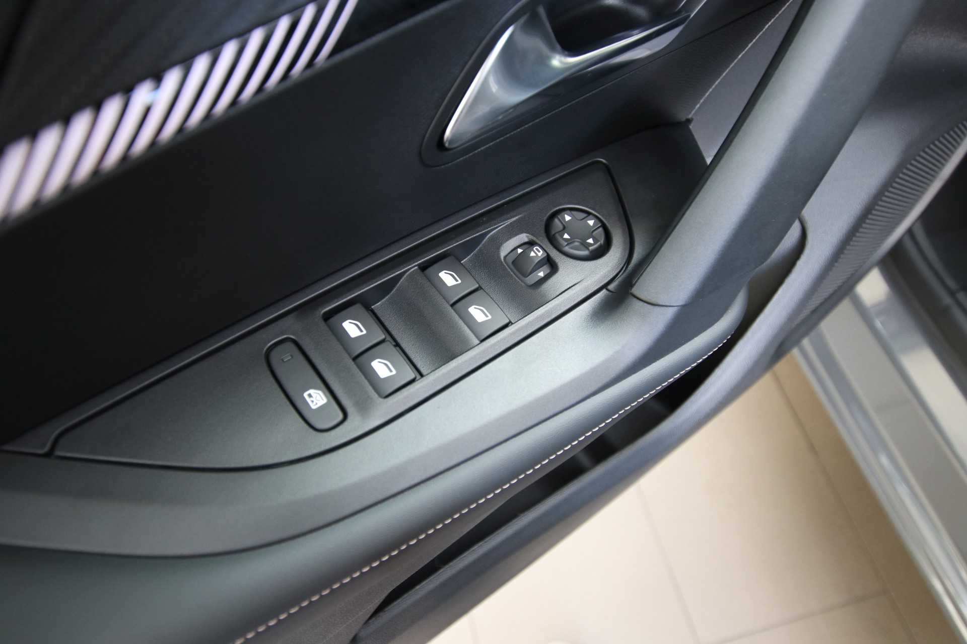 PEUGEOT 2008 1.2 145 MHEV Allure Premium-image-26