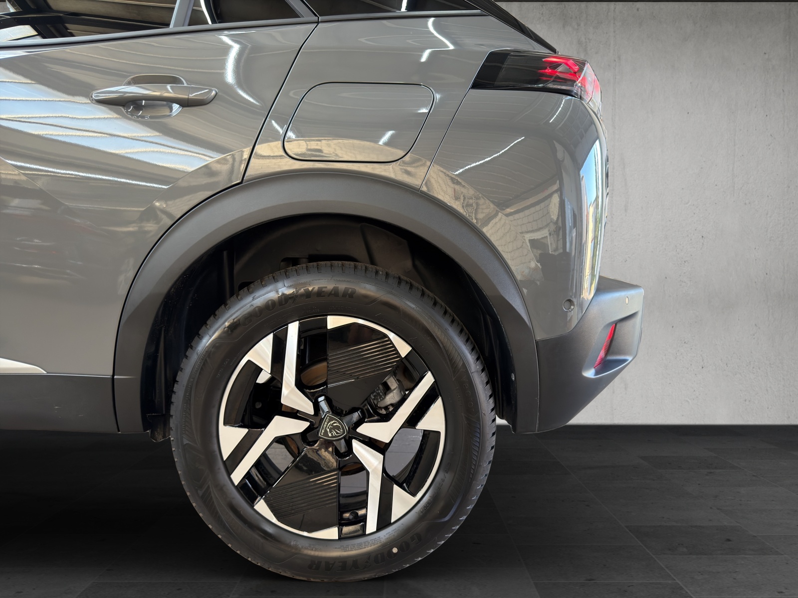 PEUGEOT 2008 1.2 145 MHEV Allure Premium-image-8