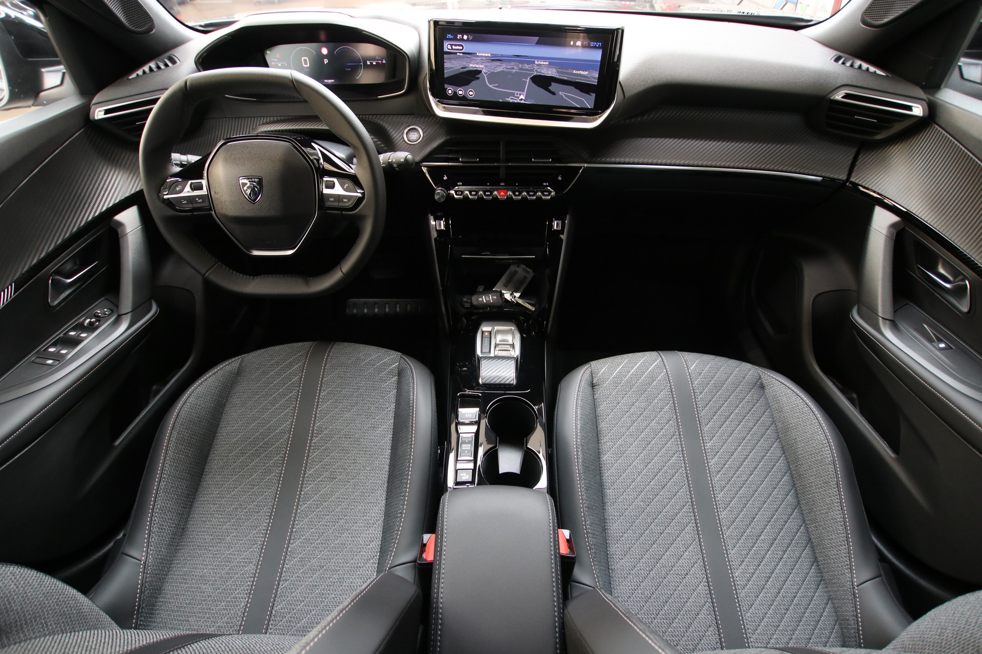 PEUGEOT 2008 1.2 145 MHEV Allure Premium-image-9