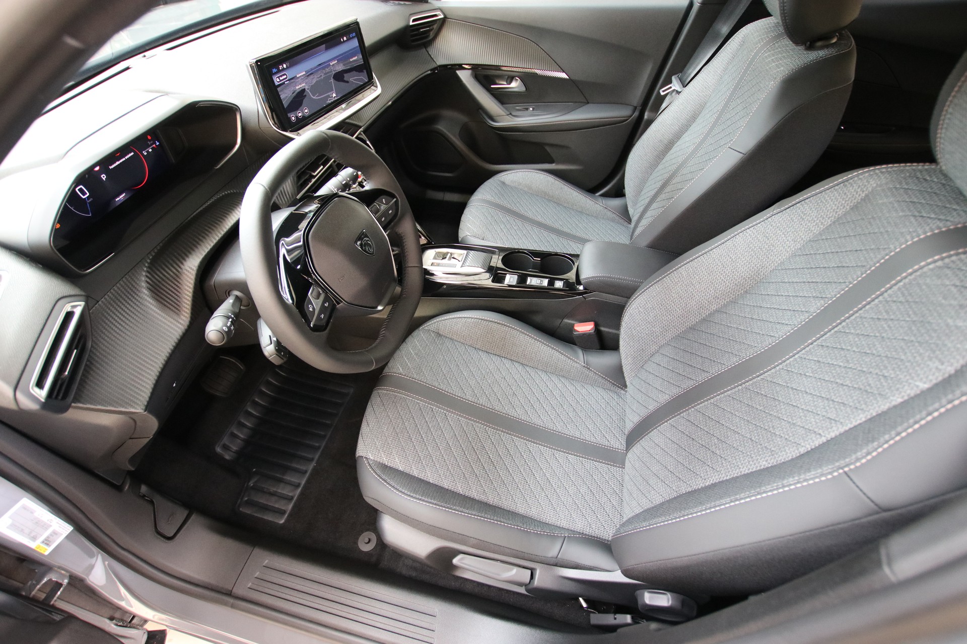 PEUGEOT 2008 1.2 145 MHEV Allure Premium-image-11
