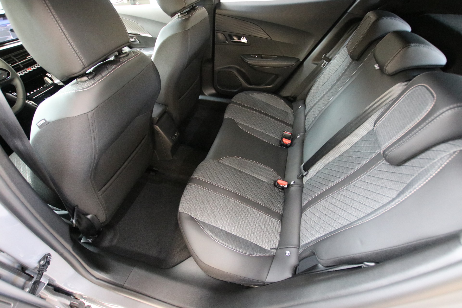 PEUGEOT 2008 1.2 145 MHEV Allure Premium-image-13