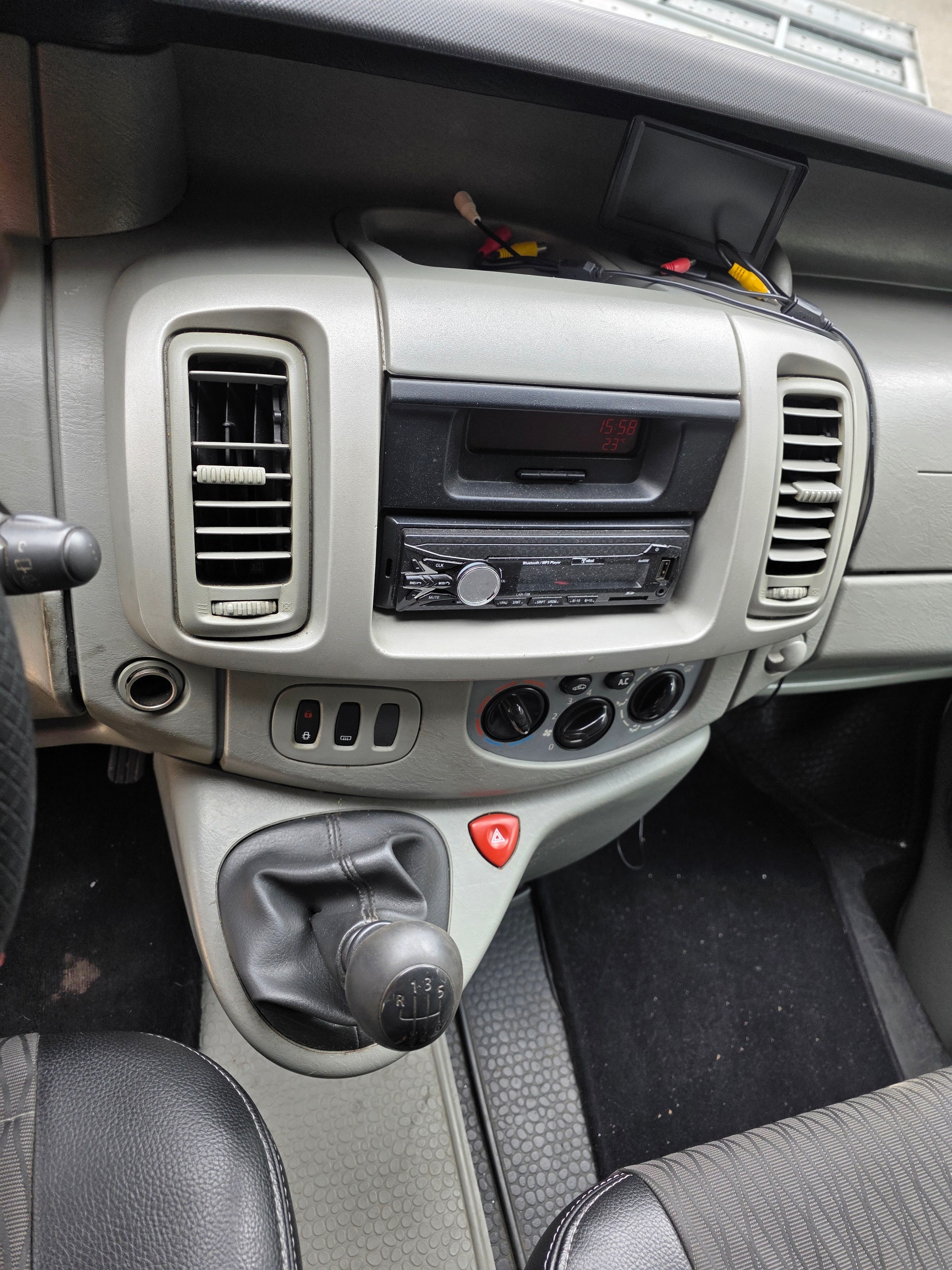 RENAULT Trafic 2.5 dCi 115 2.9t L2H1 Authentique-image-13