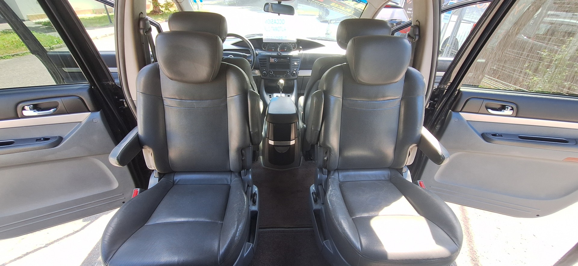 KGM-SsangYong Rodius SV 270 Xdi 4WD Automatic-image-21