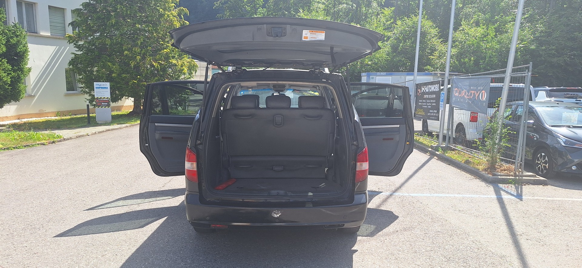 KGM-SsangYong Rodius SV 270 Xdi 4WD Automatic-image-16