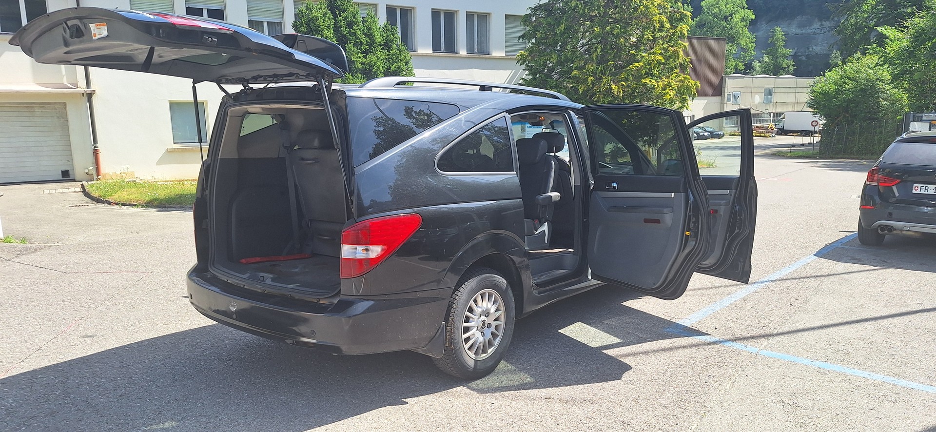 KGM-SsangYong Rodius SV 270 Xdi 4WD Automatic-image-17