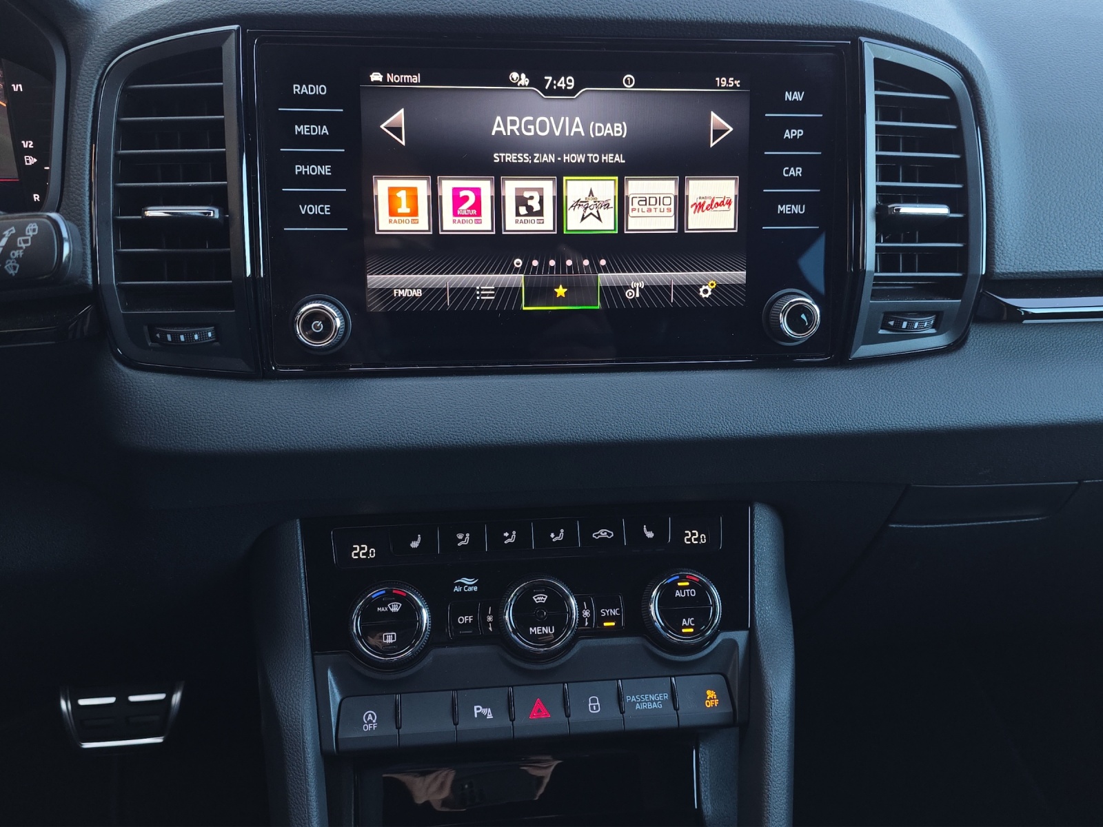 SKODA Karoq 1.5 TSI SportLine DSG mit fortl. Werksgarantie, AHK, Rückfahrkamera & Winterräder-image-24