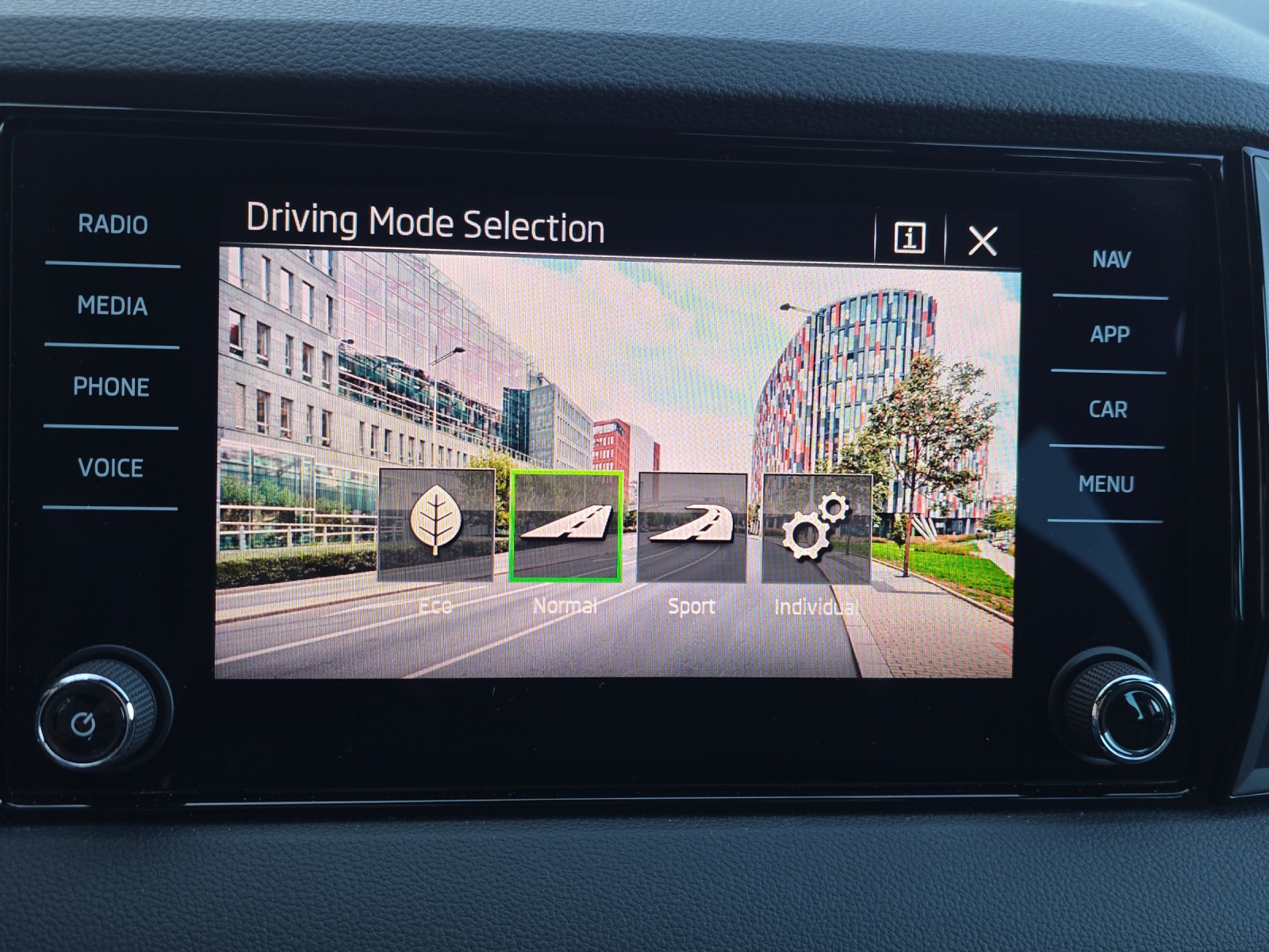 SKODA Karoq 1.5 TSI SportLine DSG mit fortl. Werksgarantie, AHK, Rückfahrkamera & Winterräder-image-27