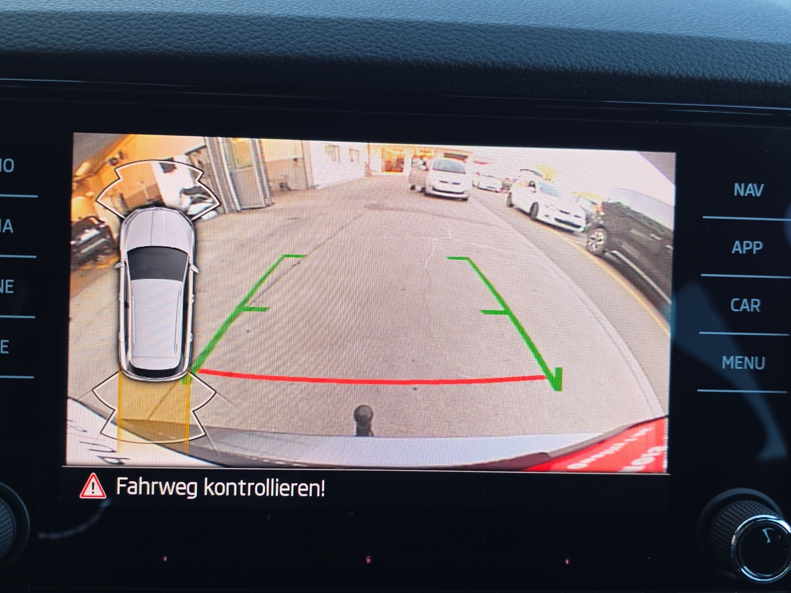 SKODA Karoq 1.5 TSI SportLine DSG mit fortl. Werksgarantie, AHK, Rückfahrkamera & Winterräder-image-26