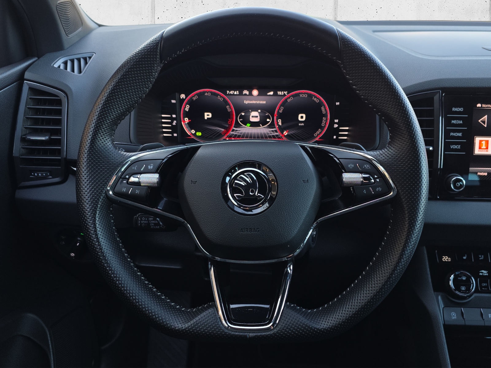 SKODA Karoq 1.5 TSI SportLine DSG mit fortl. Werksgarantie, AHK, Rückfahrkamera & Winterräder-image-15