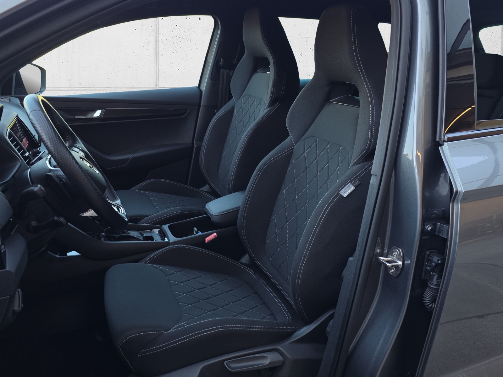 SKODA Karoq 1.5 TSI SportLine DSG mit fortl. Werksgarantie, AHK, Rückfahrkamera & Winterräder-image-10
