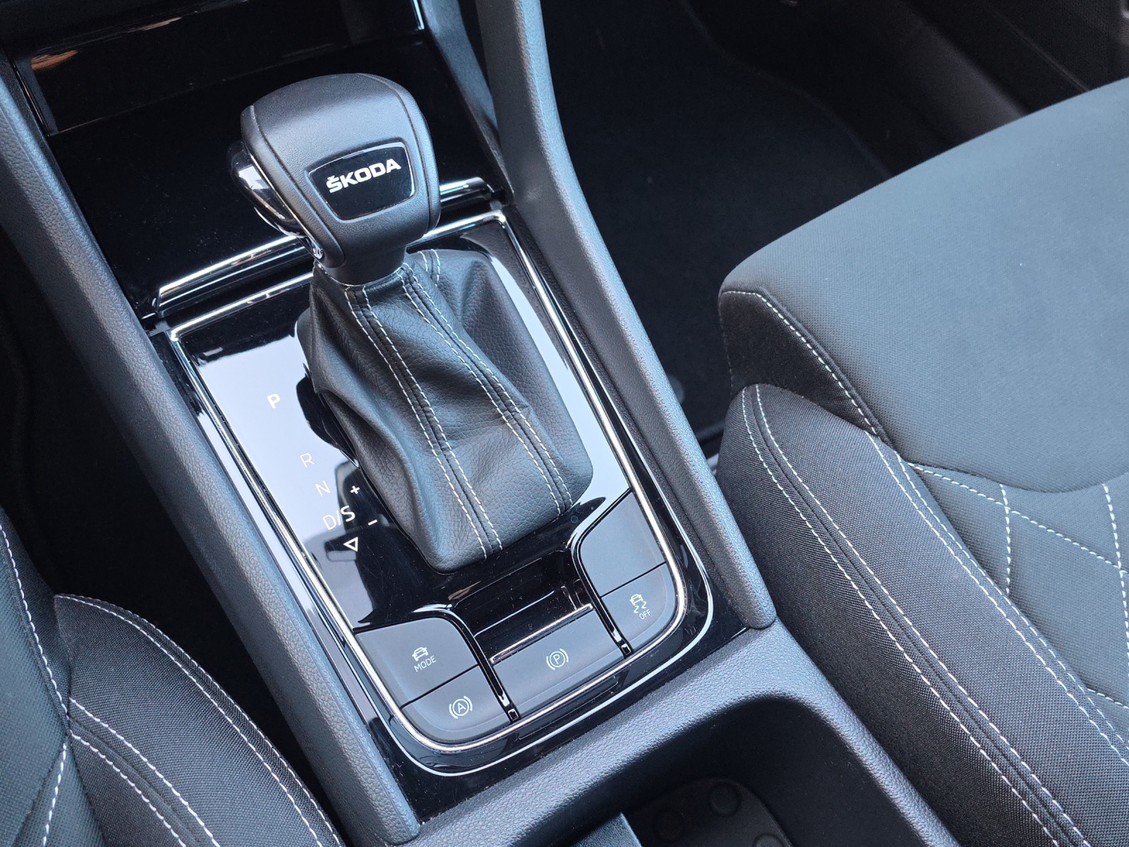 SKODA Karoq 1.5 TSI SportLine DSG mit fortl. Werksgarantie, AHK, Rückfahrkamera & Winterräder-image-23