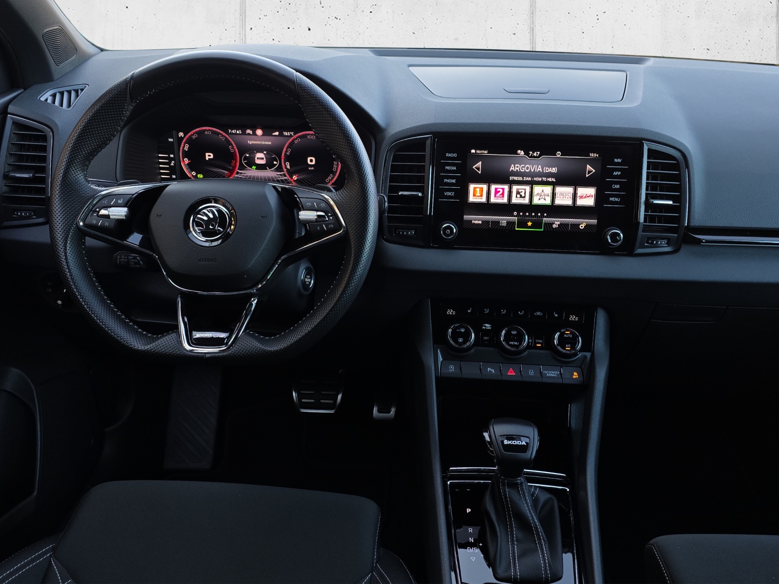SKODA Karoq 1.5 TSI SportLine DSG mit fortl. Werksgarantie, AHK, Rückfahrkamera & Winterräder-image-14