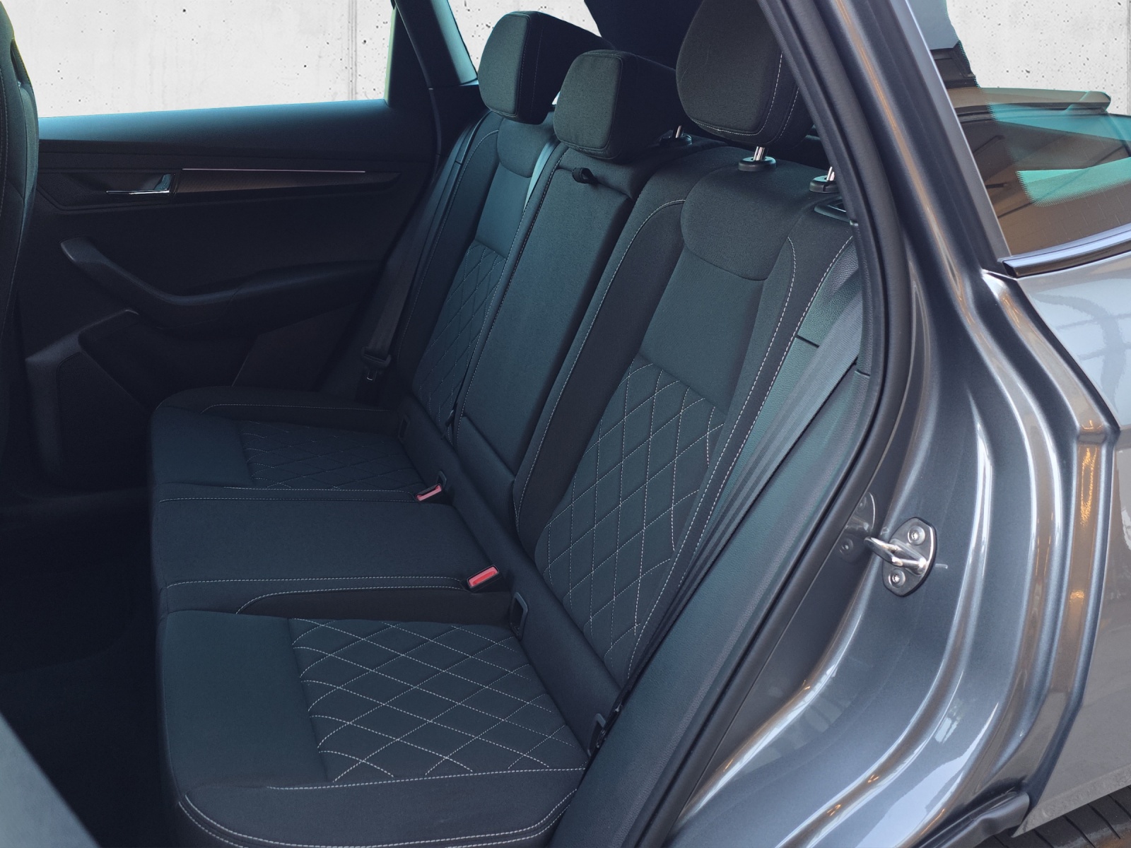 SKODA Karoq 1.5 TSI SportLine DSG mit fortl. Werksgarantie, AHK, Rückfahrkamera & Winterräder-image-11