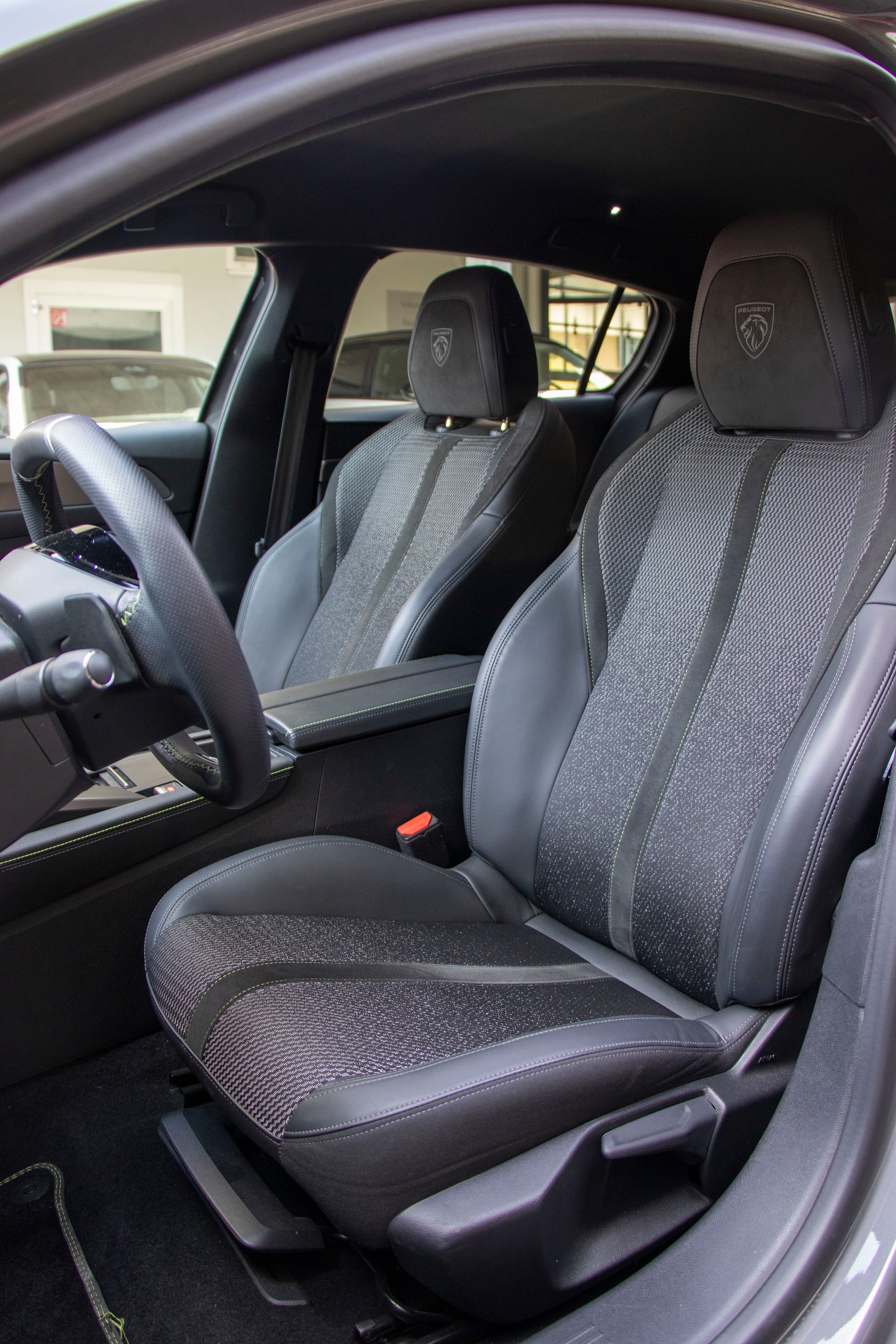 PEUGEOT 308 1.2 HEV 145 GT-image-6