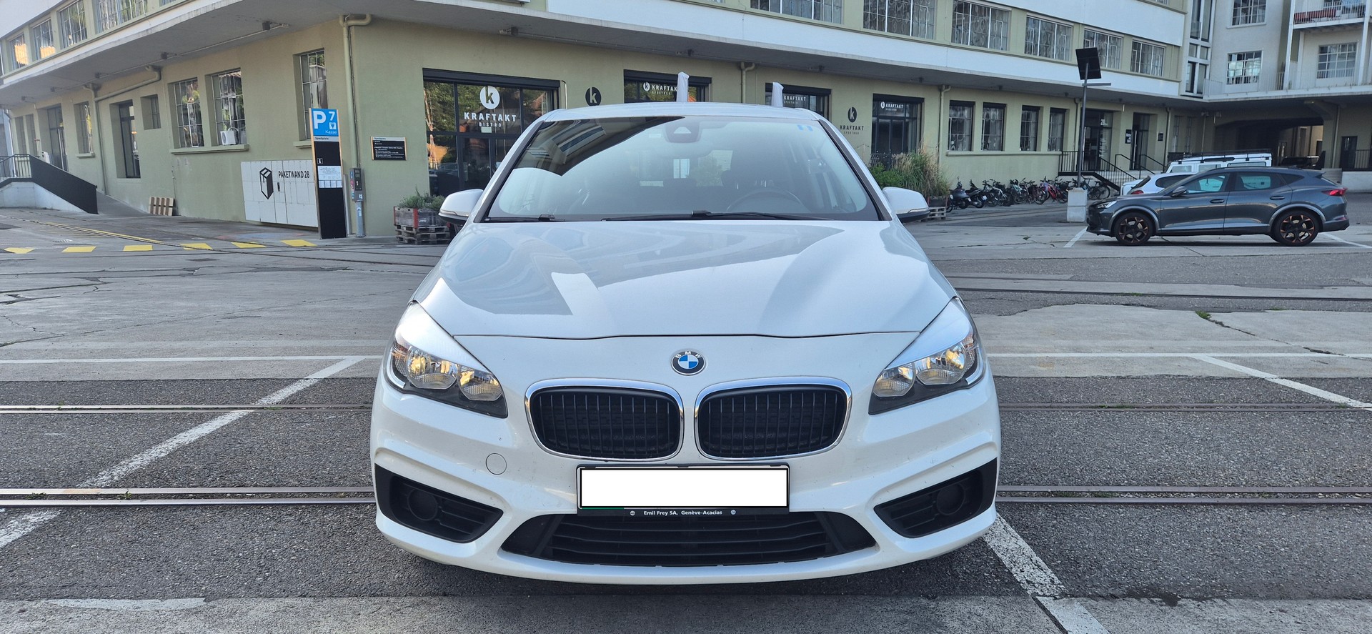 BMW 218i-image-0