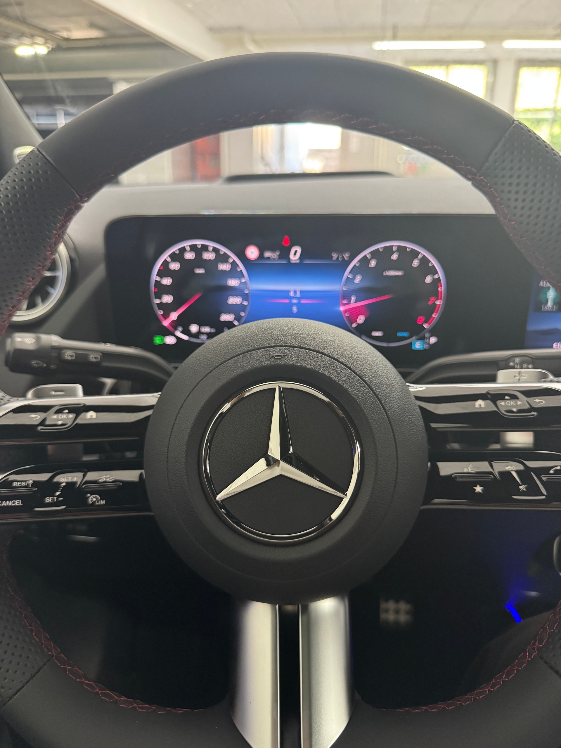 MERCEDES-BENZ GLA 250 4MATIC Swiss Star-image-10