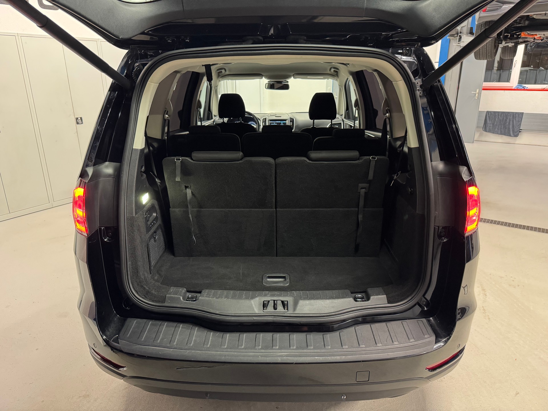 FORD Galaxy 2.0 TDCi Trend AWD PowerShift-image-13