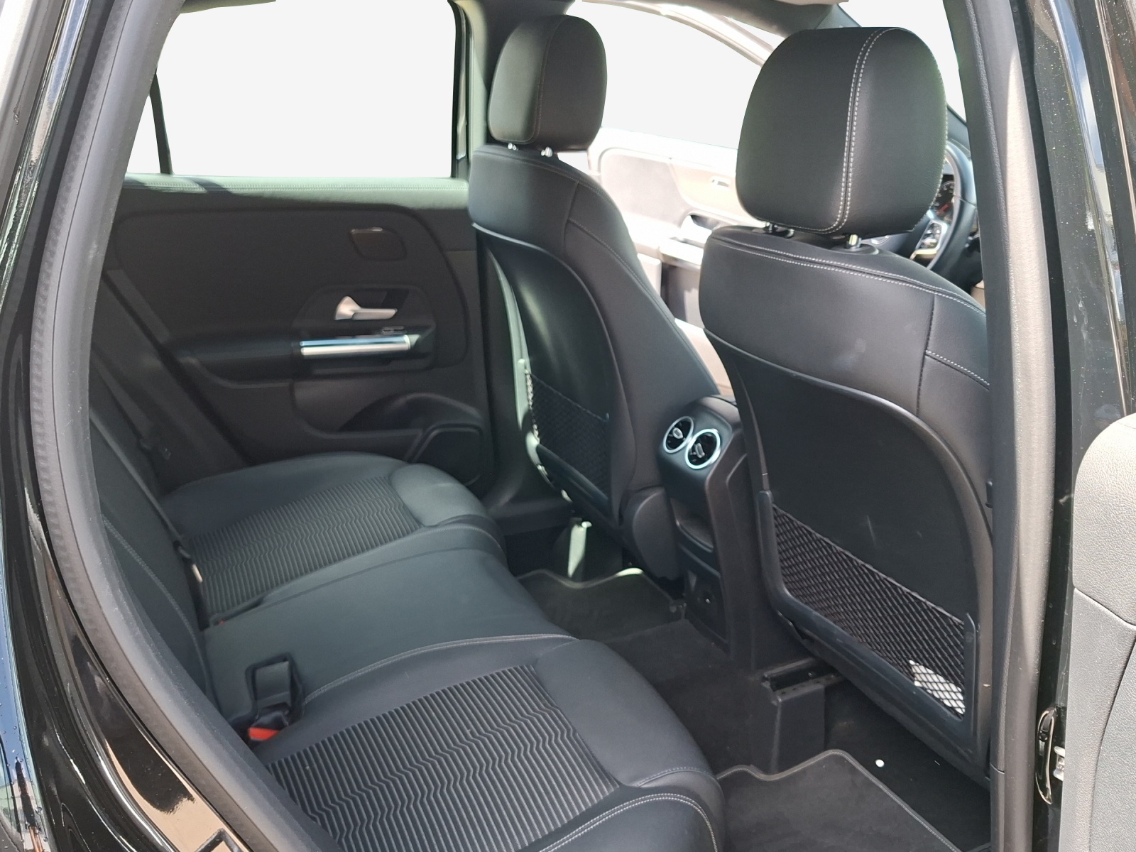 MERCEDES-BENZ GLA 200 Progressive 7G-DCT-image-13