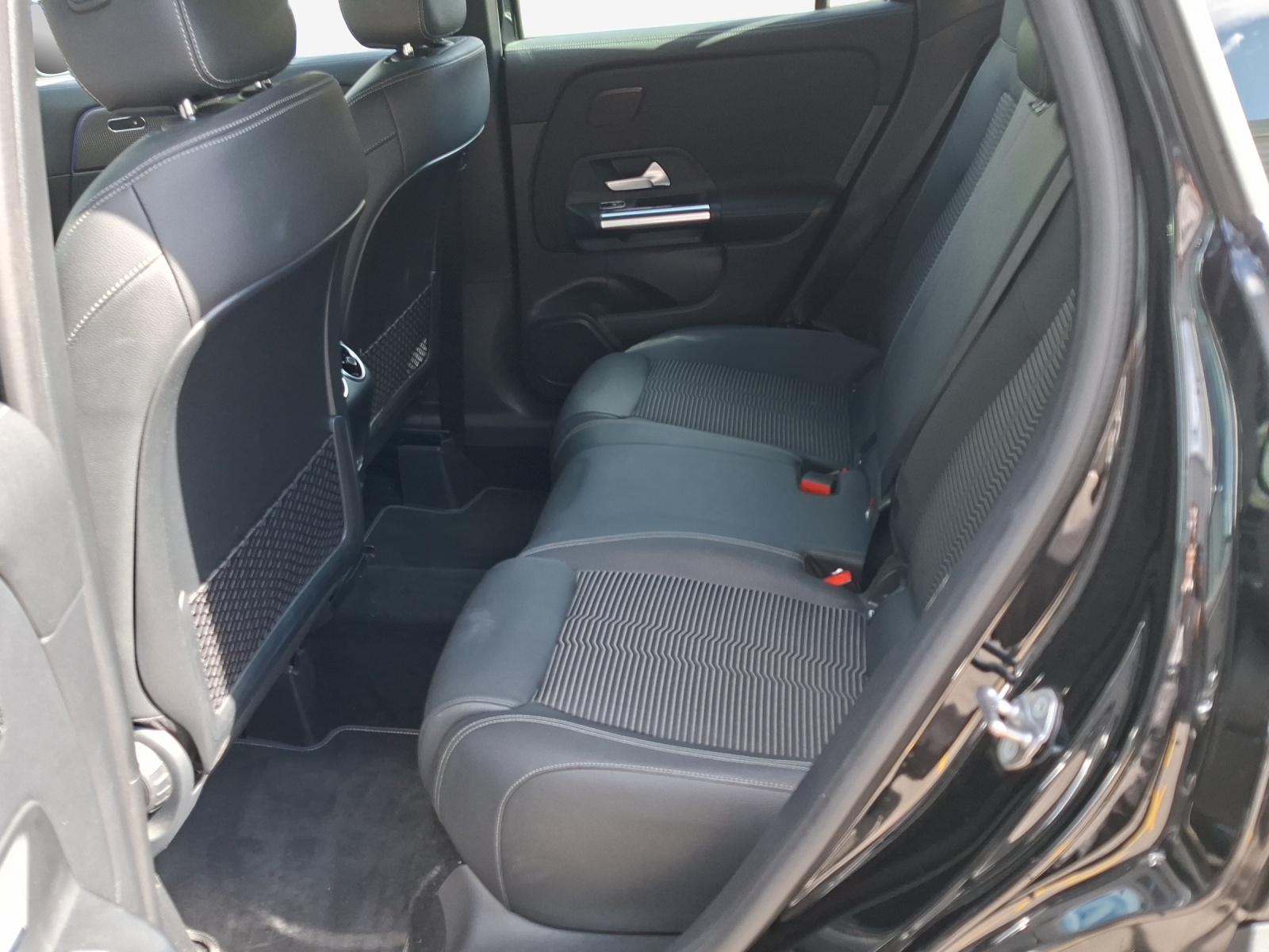 MERCEDES-BENZ GLA 200 Progressive 7G-DCT-image-11