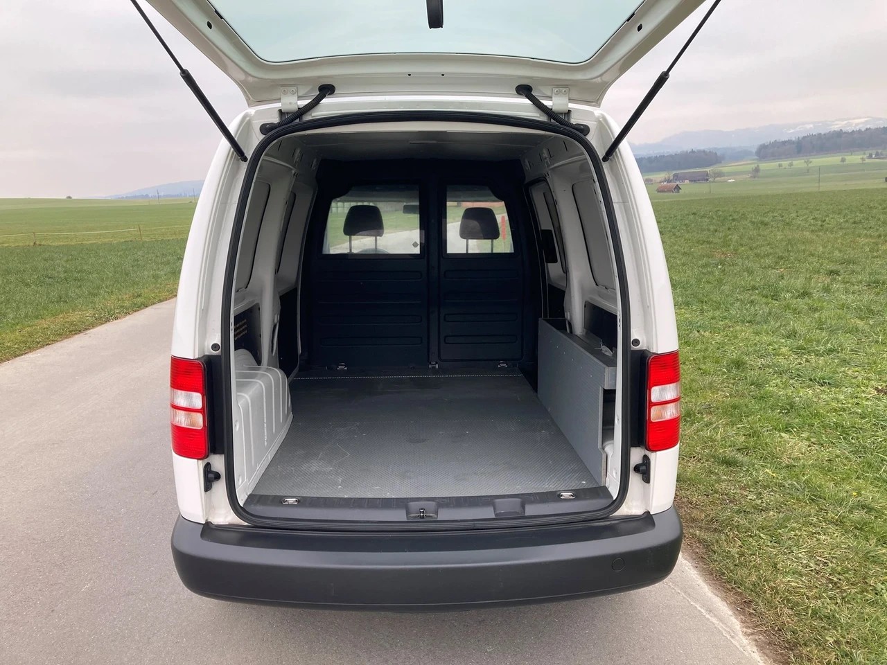 VW Caddy Maxi 1.6 TDI-image-5