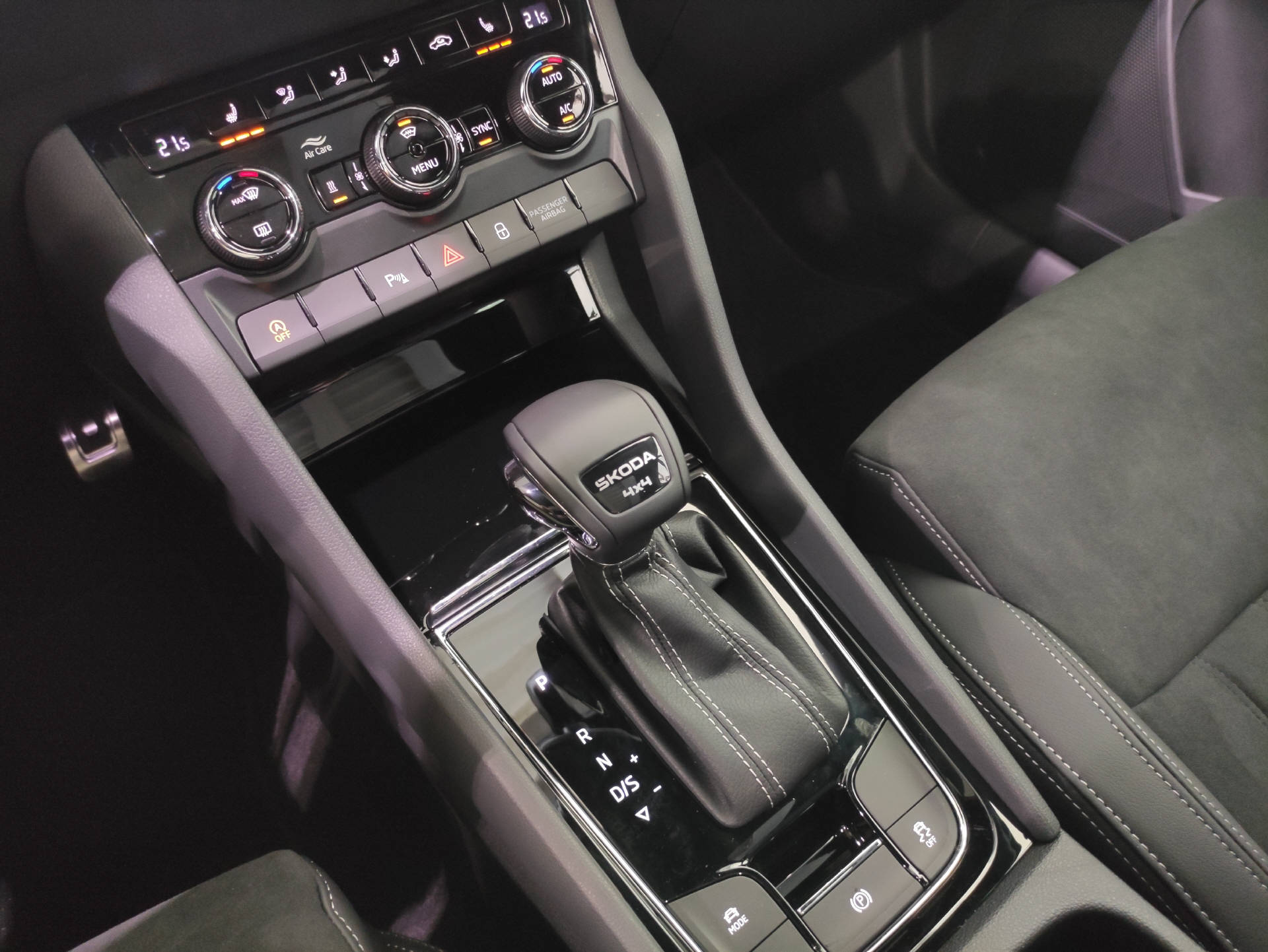 SKODA Karoq 2.0 TSI SportLine 4x4 DSG-image-14