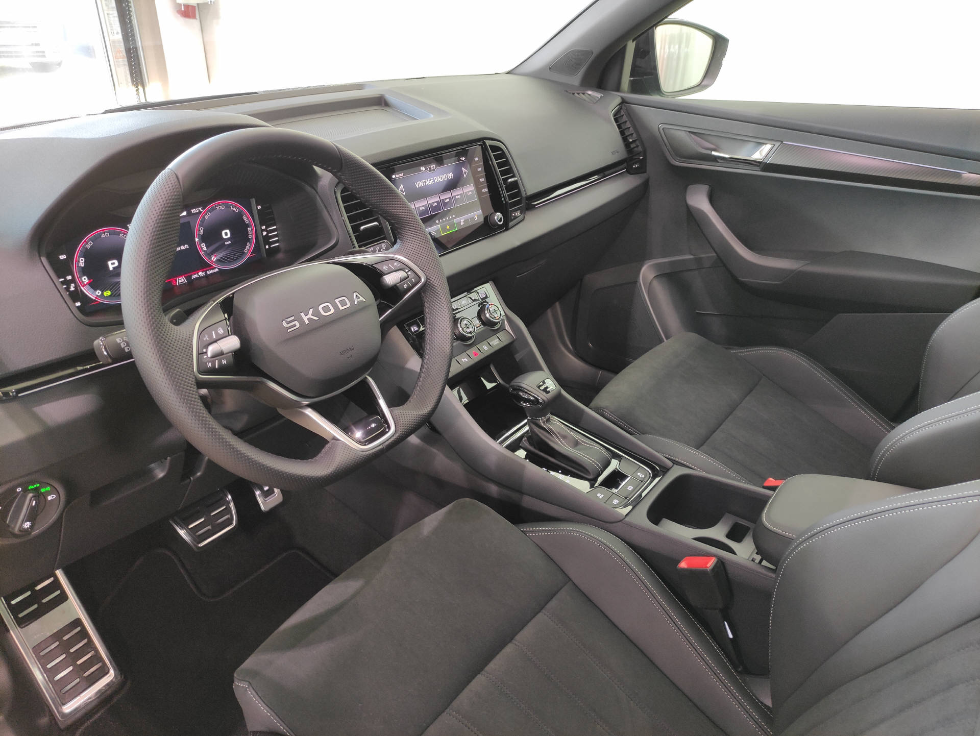 SKODA Karoq 2.0 TSI SportLine 4x4 DSG-image-4
