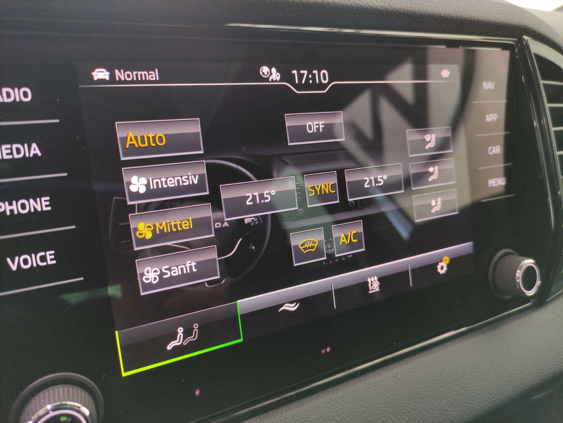 SKODA Karoq 2.0 TSI SportLine 4x4 DSG-image-12