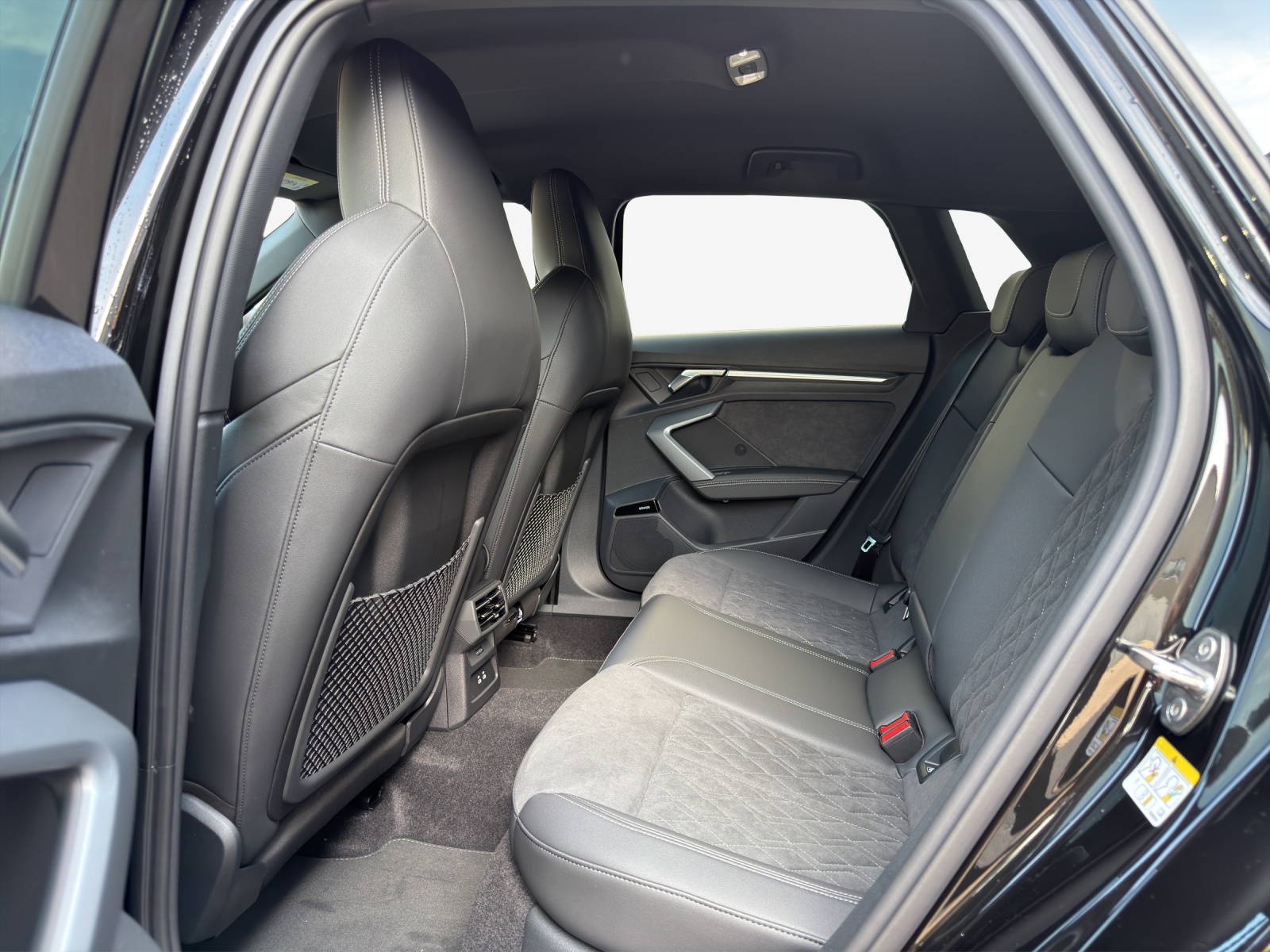 AUDI S3 Sportback TFSI quattro S-tronic-image-11