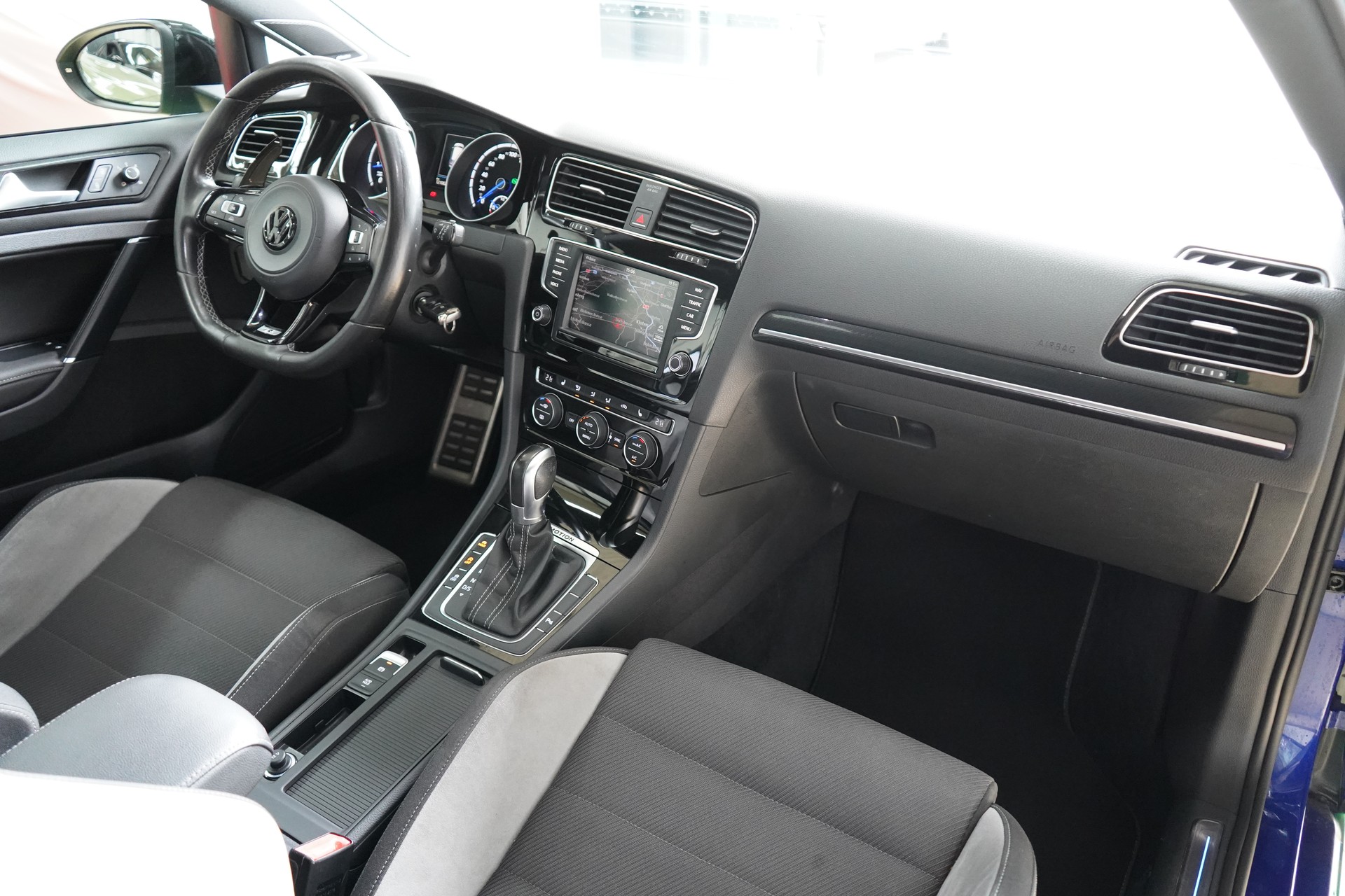 VW Golf 2.0 TSI R 4Motion DSG-image-23
