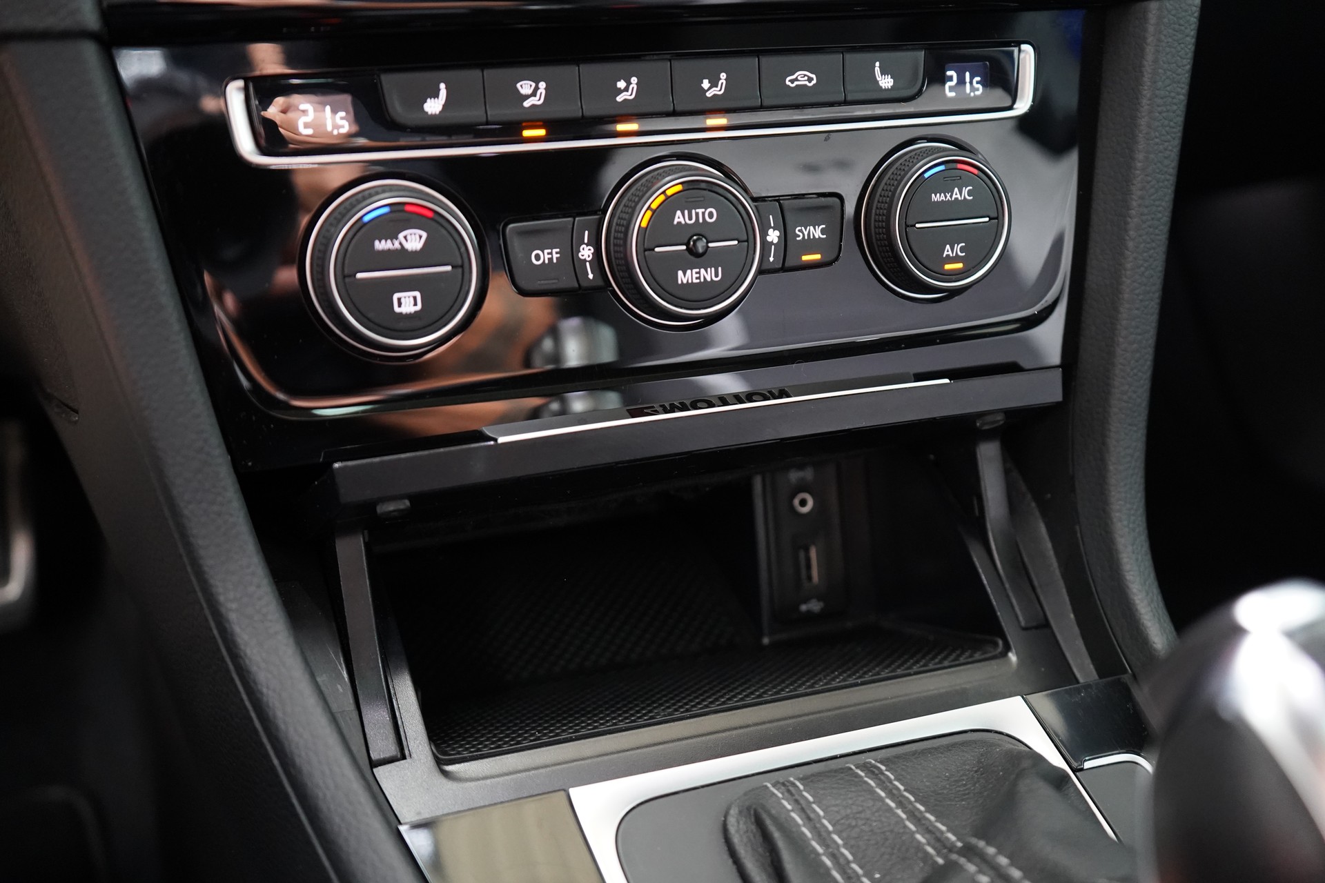 VW Golf 2.0 TSI R 4Motion DSG-image-18