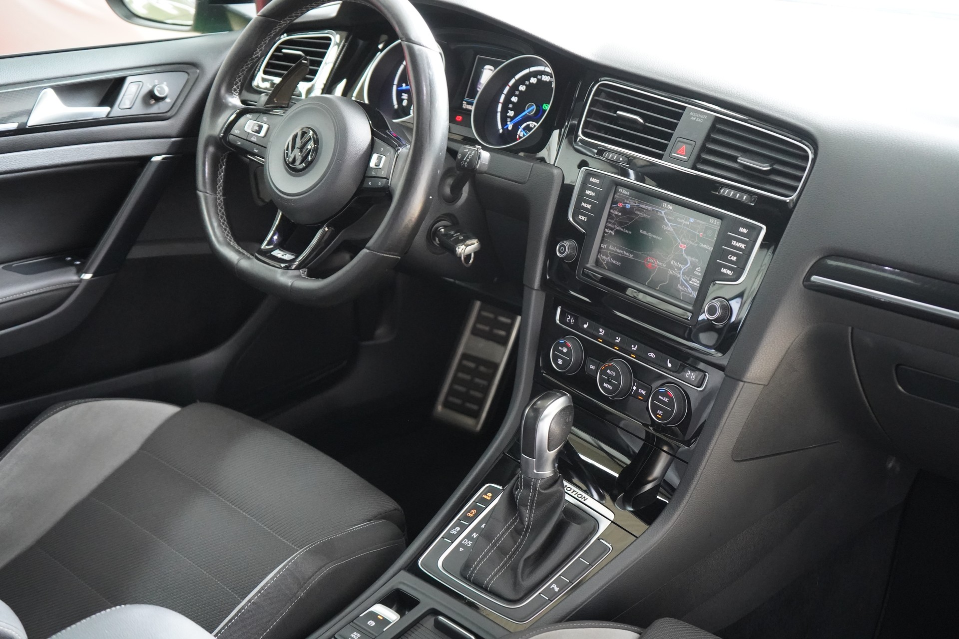 VW Golf 2.0 TSI R 4Motion DSG-image-24