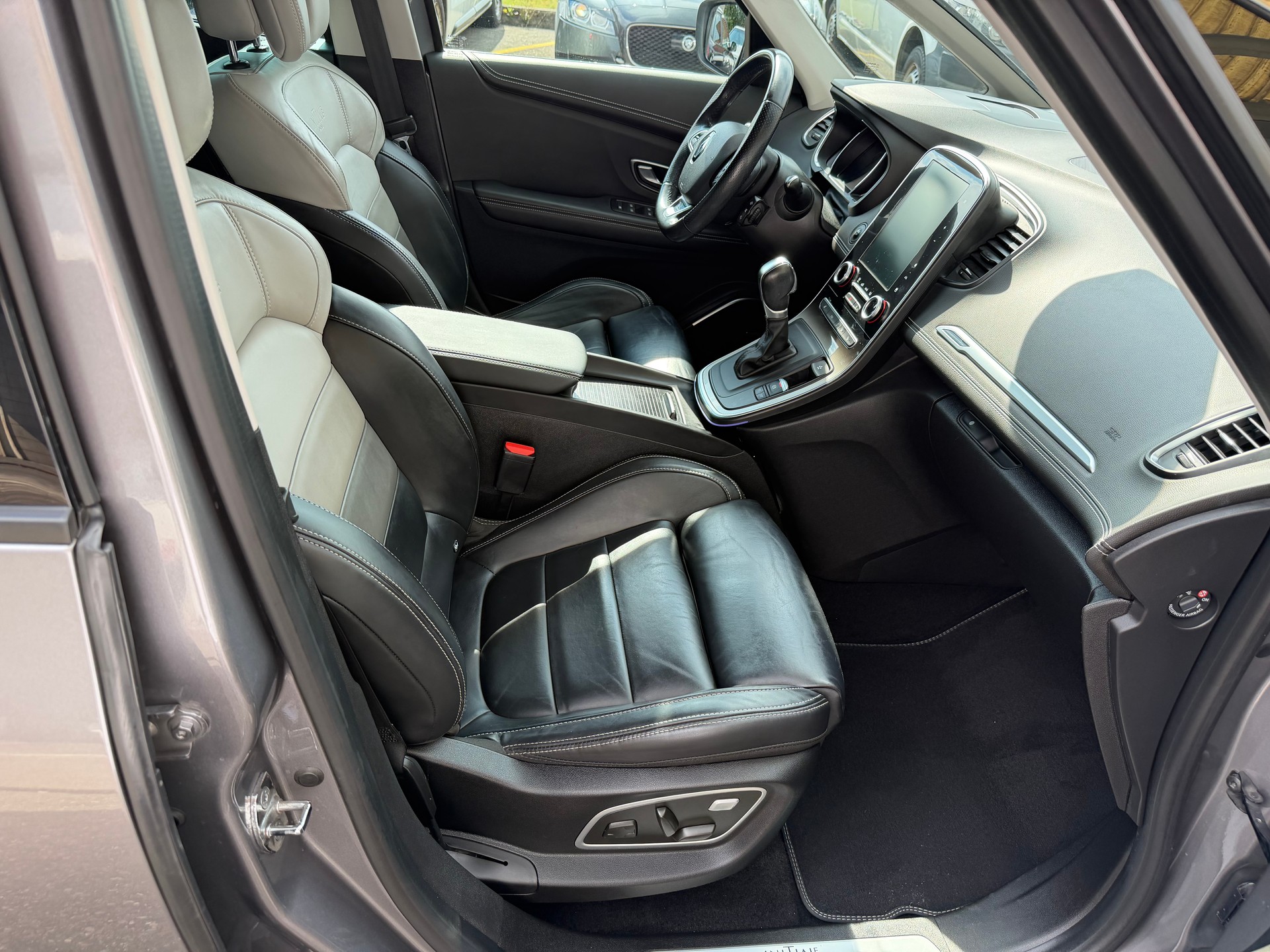 RENAULT Grand Scénic 1.6 dCi Initiale Paris EDC-image-11