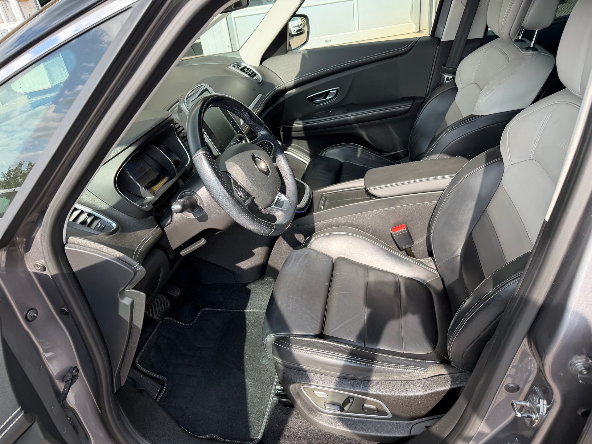 RENAULT Grand Scénic 1.6 dCi Initiale Paris EDC-image-8
