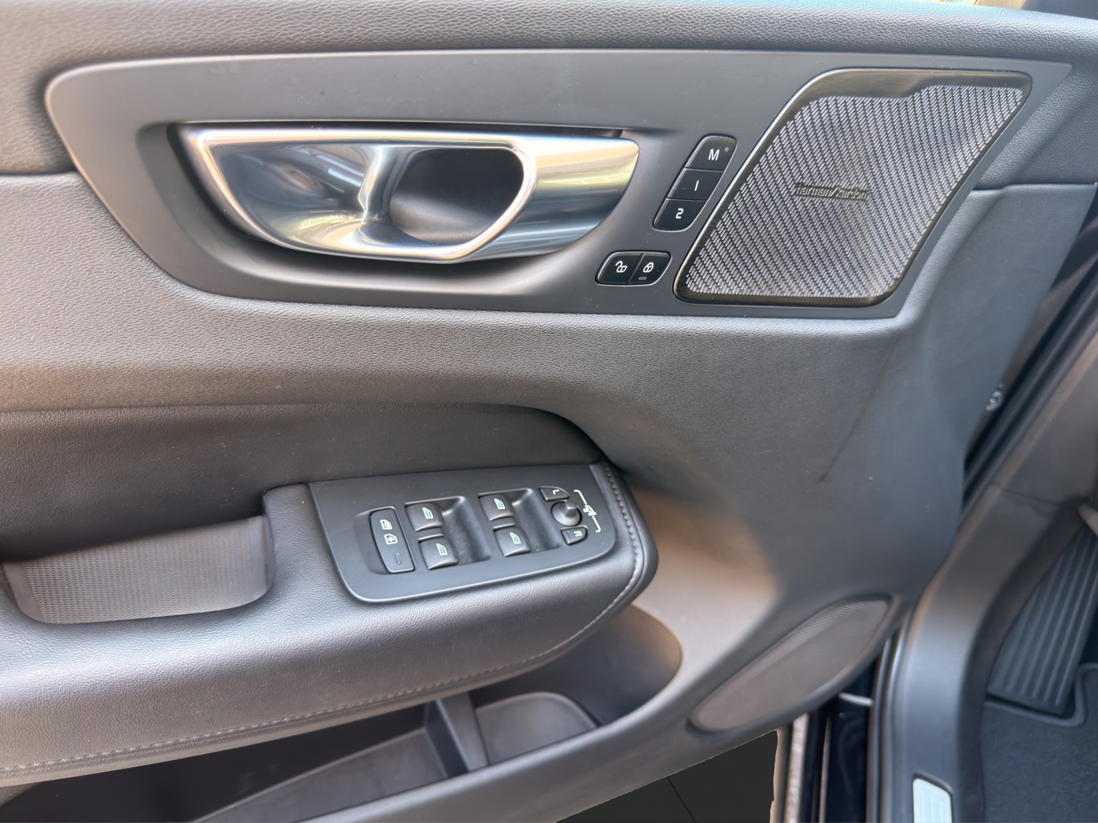 VOLVO XC60 2.0 B4 MH Ultimate Dark AWD-image-11